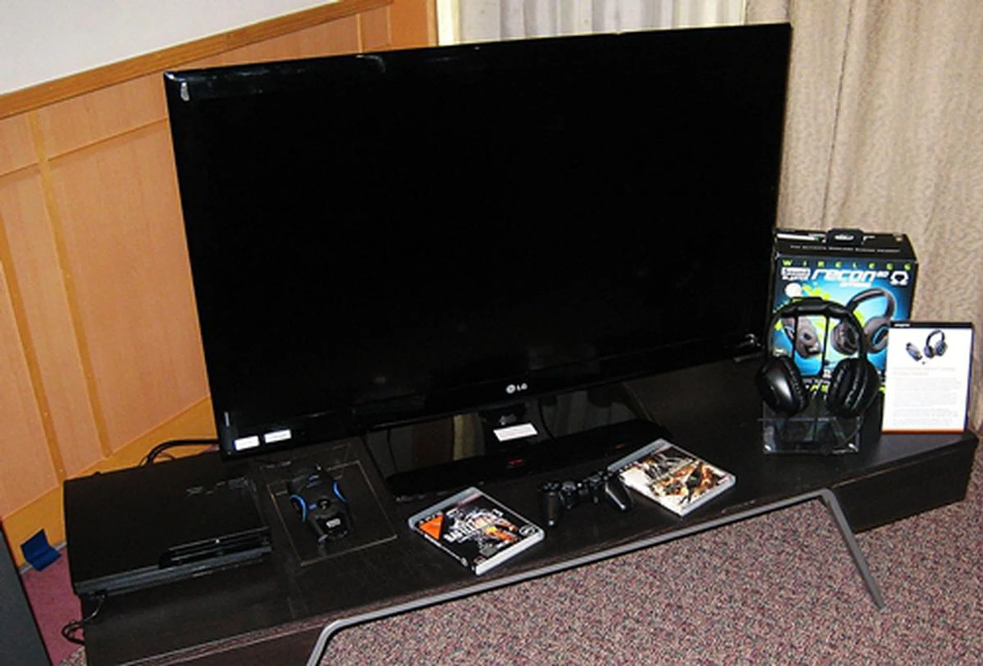 This PlayStation 3 test rig allowed us to put the Tactic3D Wireless Headset together with the Recon3D through their paces. Creative's game of choice during the demo was EA's FPS-based Battlefield 3, which incidentally earned a Dolby Digital certification recently.