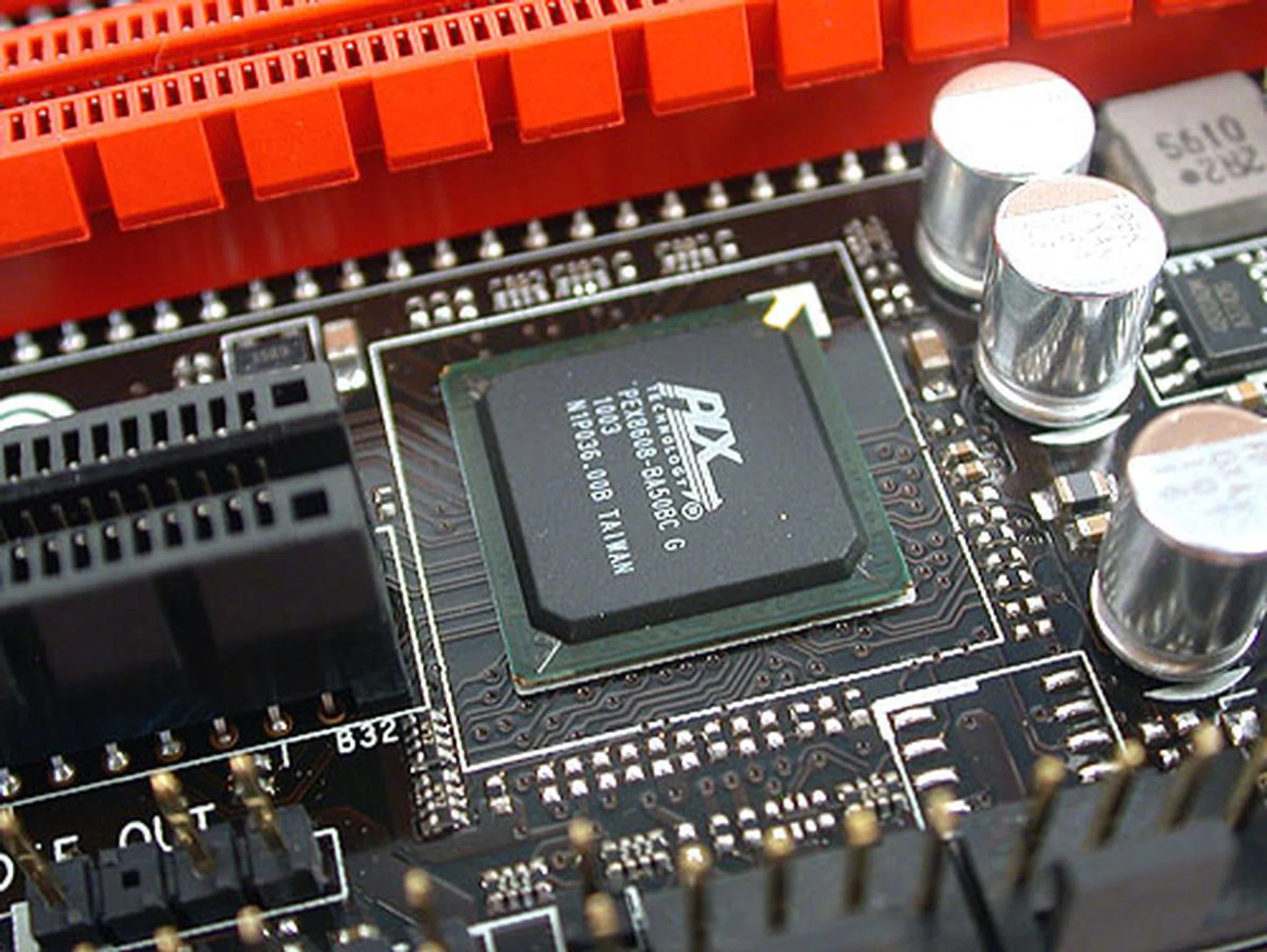 To ensure the optimal bandwidth for its SATA 6Gbps connections (via the Marvell controller), ASUS has as usual included a PLX PEX8608 PCIe switch to utilize unused, existing PCIe lanes.