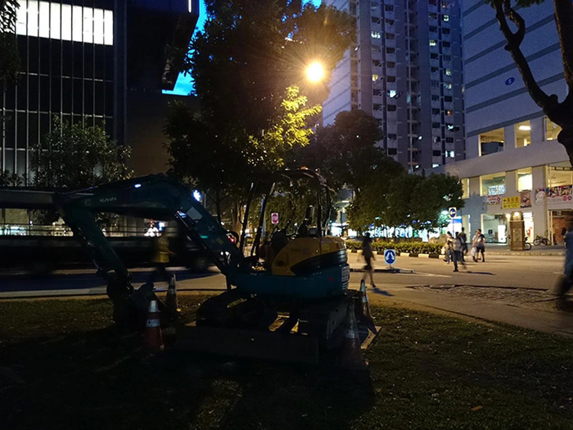 Sony Z1, 20MP, f/2 at 27mm, 1/8 sec, ISO 400.