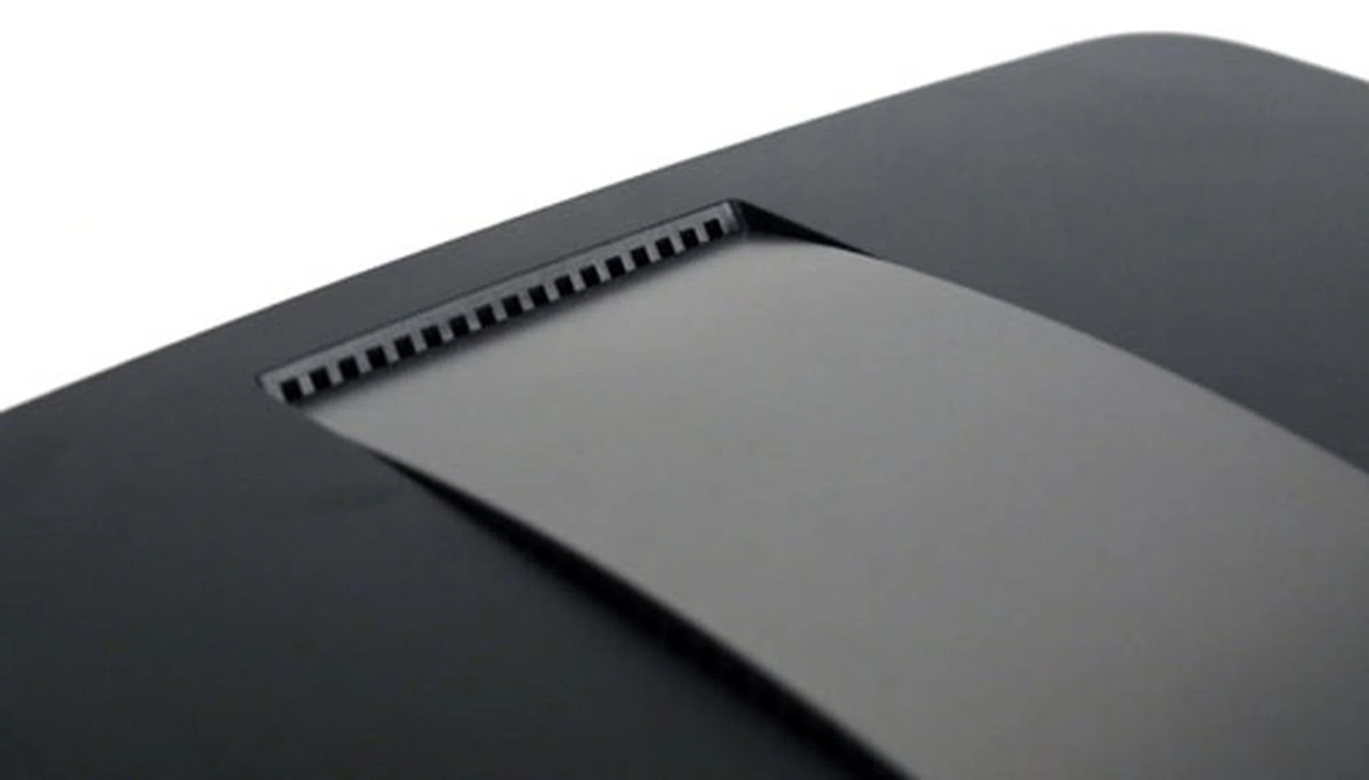 The rounded "clasp" on the EA6500 does not cover the entire stretch of the router, unlike the EA4500 which also comes with a slightly flatter profile. 