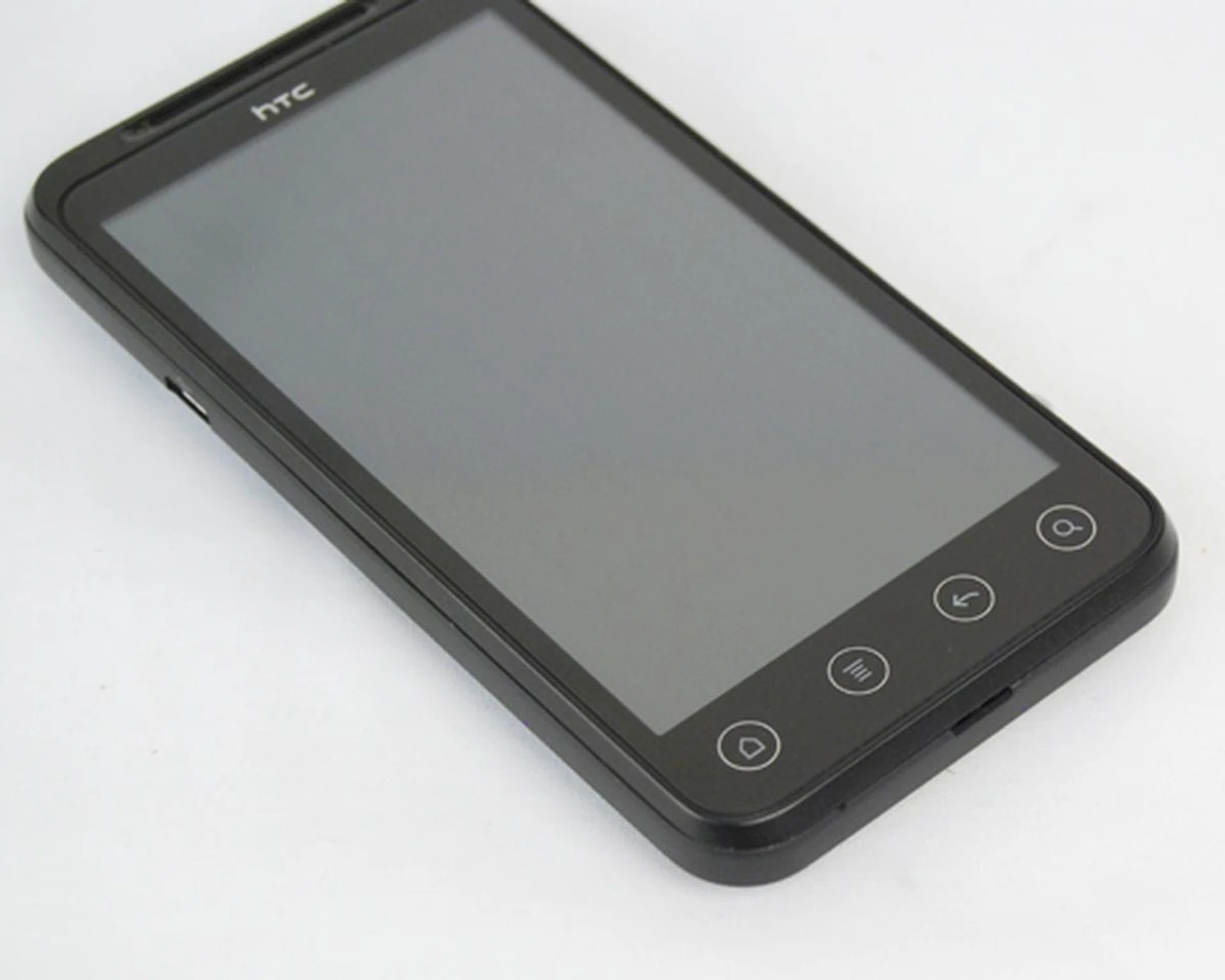 Four evenly-spaced touch-sensitive buttons are located right below the 4.3-inch display, which also sports a qHD screen resolution of 960 x 540 pixels.