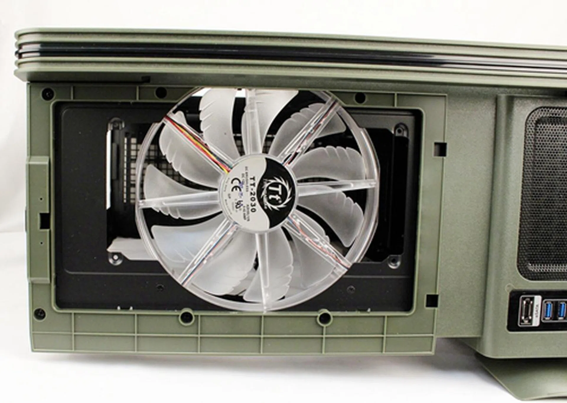 With a press of the release button, the wire mesh cover can be removed in a jiffy to reveal the bundled 230mm cooling fan with LEDs. And of course, this allows easy maintenance of the fan and its mesh cover.