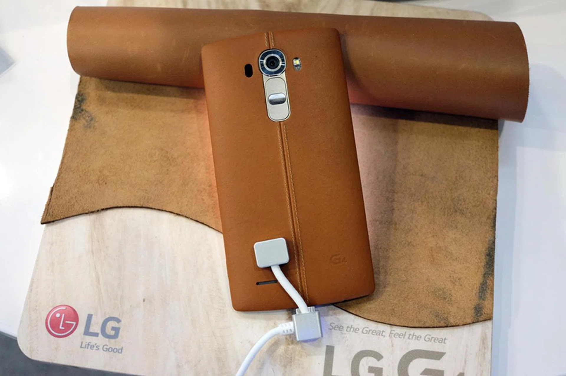 The new leather back LG G4 can be picked up at Singtel's booth for just $268 when you sign up or recontract on combo 3 at $62.90/month (3GB data, 300 mins calls, 1200 SMS/MMS). At PC Show you'll also get a free leather quick circle cover case worth $88 and a battery charging kit worth $126.