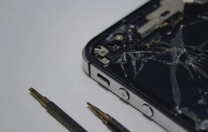 Apple has u-turned on allowing users to repair their own devices. Image source: Unsplash. 