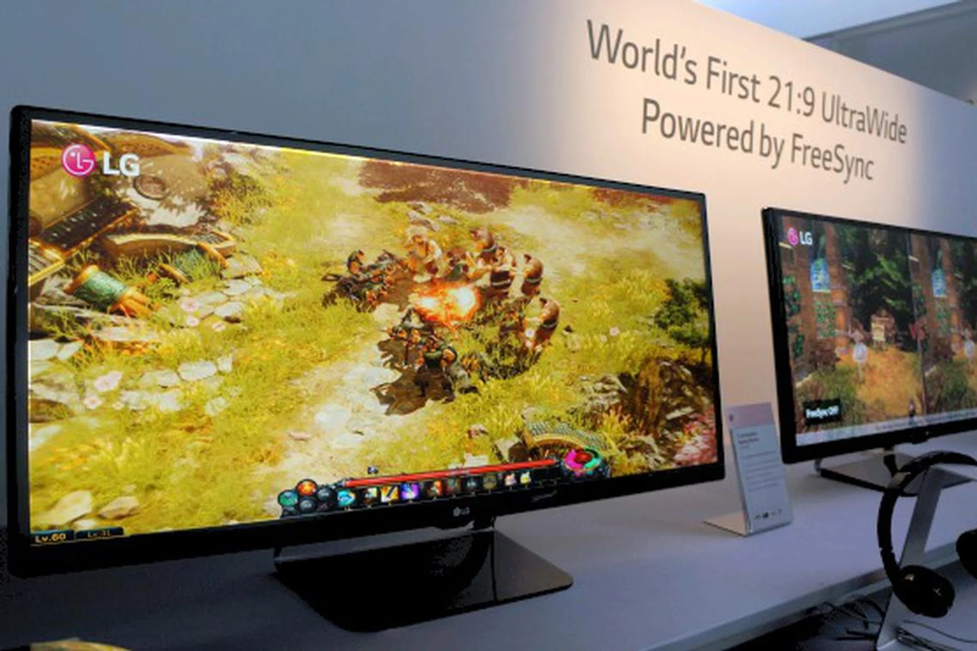 LG's new 34UM67 is the first ultra widescreen (21:9 ratio) monitor in the world with AMD FreeSync support.