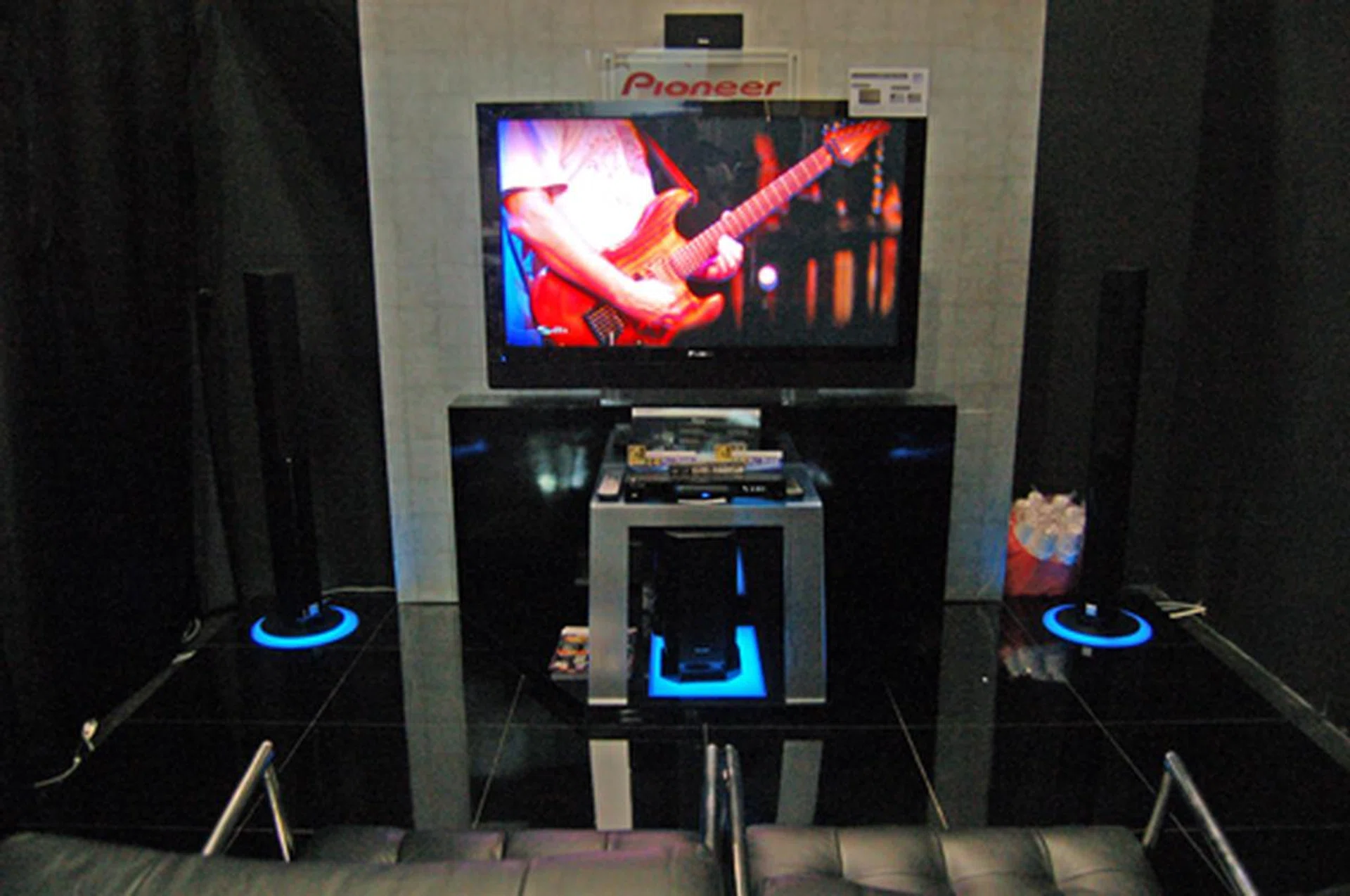  This new arrival of home entertainment system from Pioneer is going for a special price of $799, exclusive to Comex 2007. It features RMS 100W x 6 DVD receiver, multi-format player, USB input/HDMI output and also a sound retriever/front stage surround.  