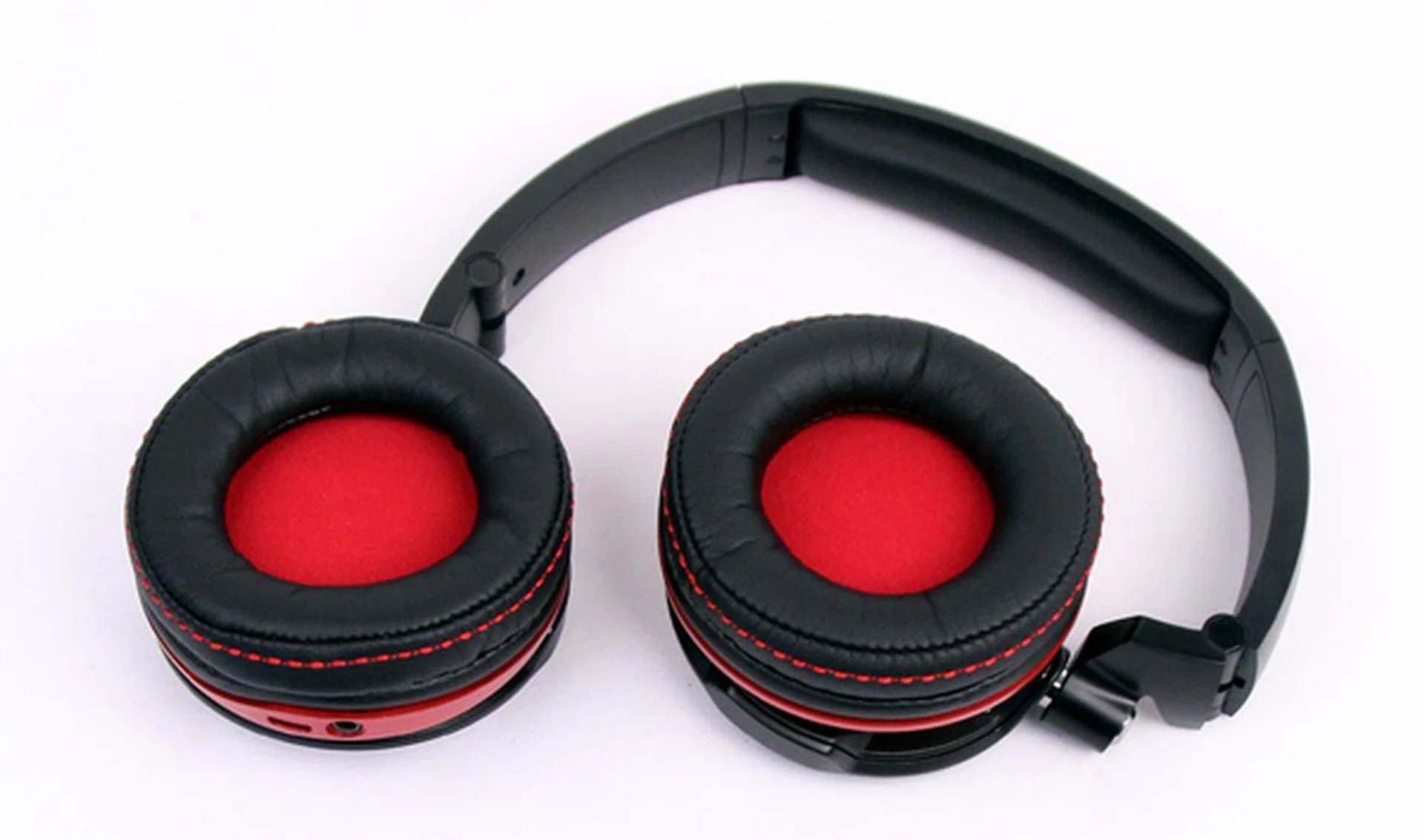The main problem with the Creative Evo Zx is the small diameter of the ear-cup cushioning.
