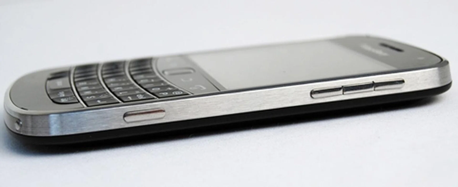 On the right, you will find the media controls (increase volume, play/pause and lower volume) and a programmable button. By default, the button activates the camera function. 