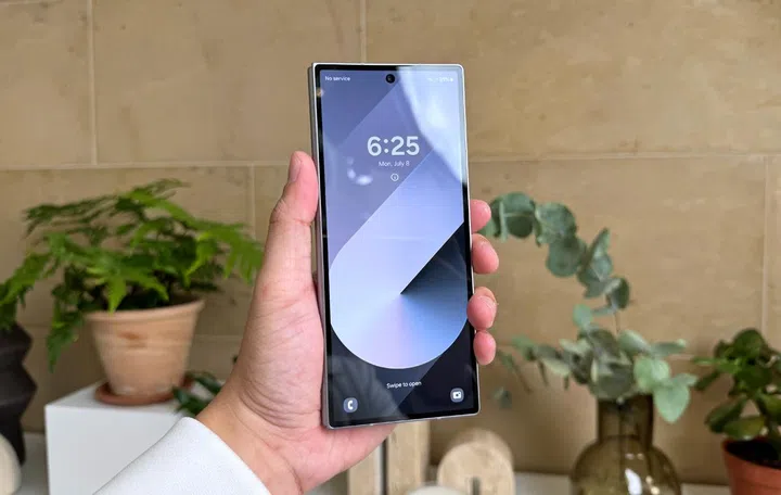 The Samsung Galaxy Z Fold6 has a 6.3-inch cover screen with a 22:9 aspect ratio. Photo: HWZ