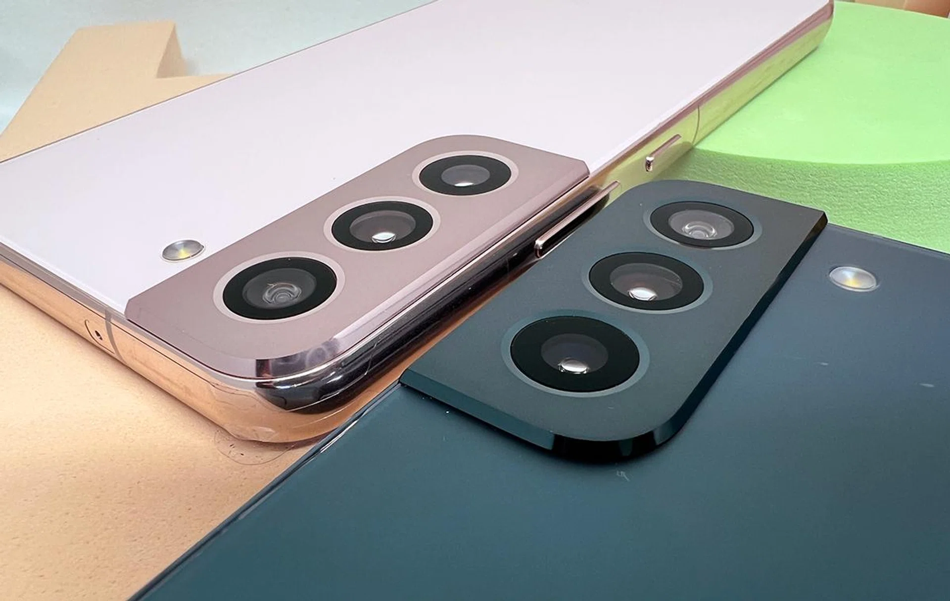 Galaxy S22/S22+ rear camera housing.