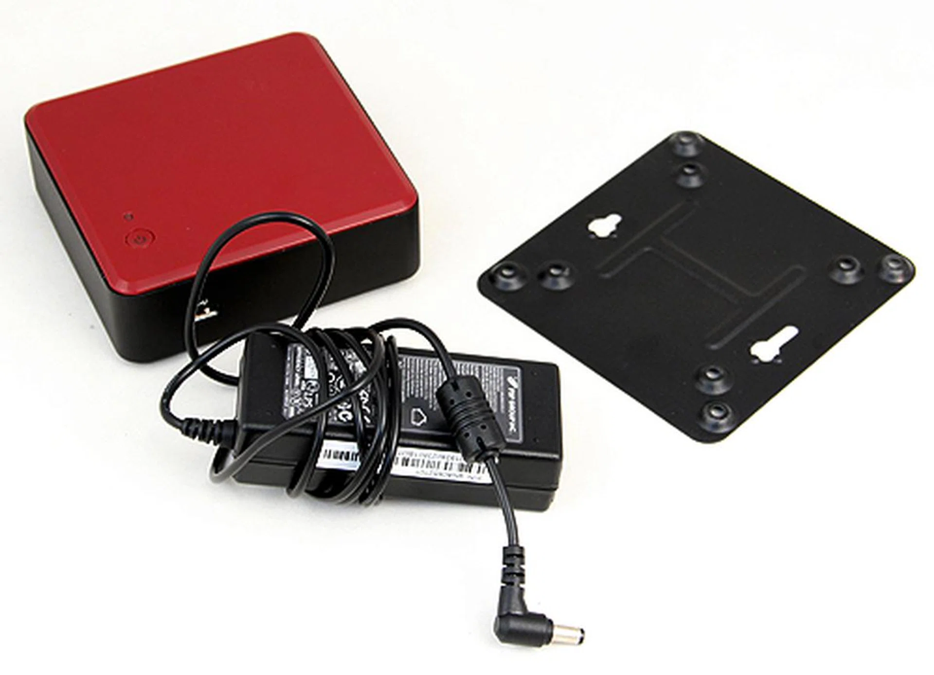 The kit includes a VESA mount so users can attach them behind displays and also a power adapter. Strangely, Intel has decided not to provide a power cord.