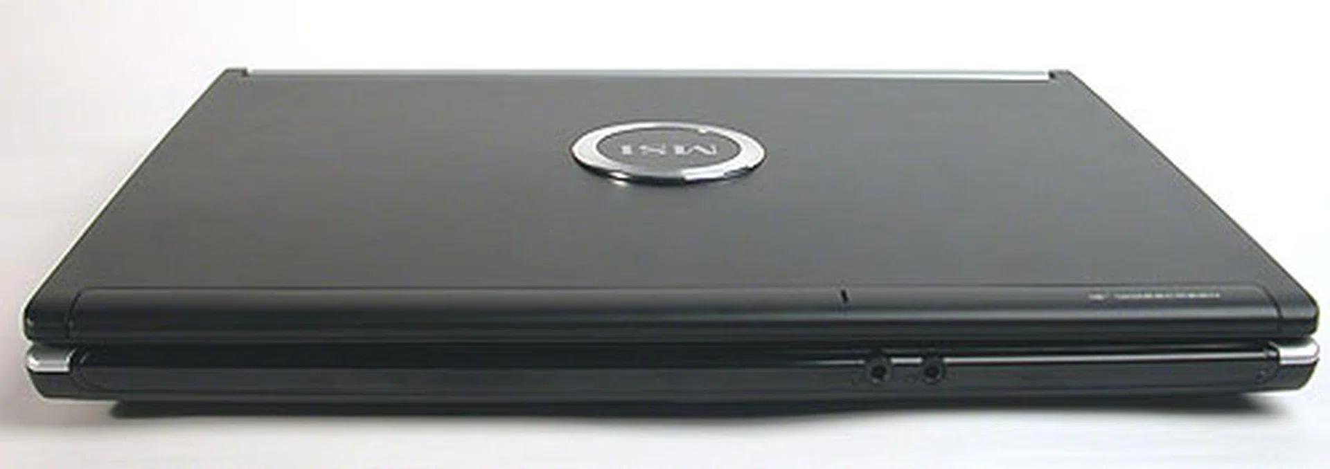 Only the microphone and headphone jacks are located at the front of the notebook, along with the status LEDs. No volume control or mute that we could find.