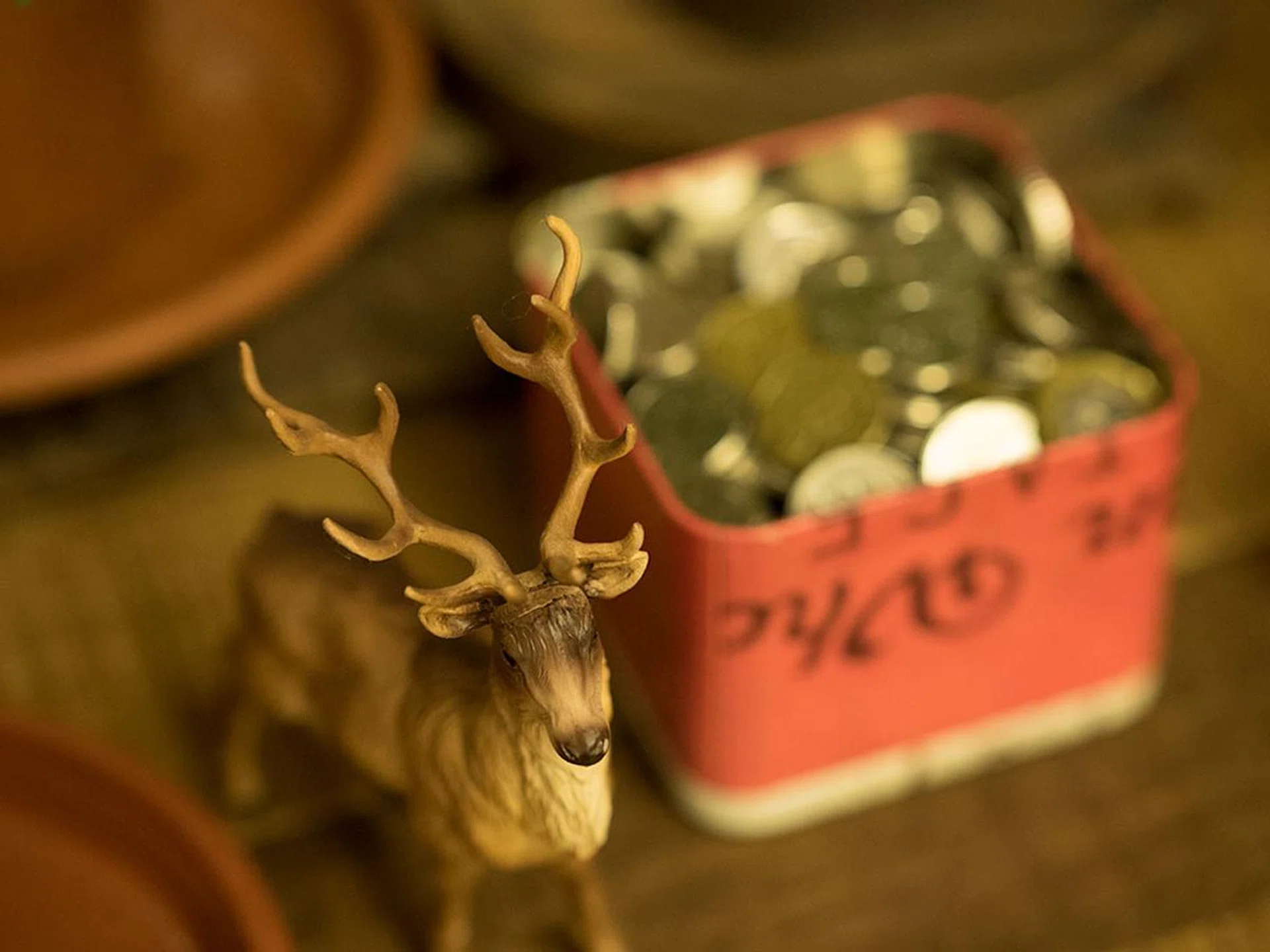 f/1.8 is when the bokeh apparently returns to a more familiar characteristic. 45mm at f/1.8, 1/30 sec, ISO 1600.