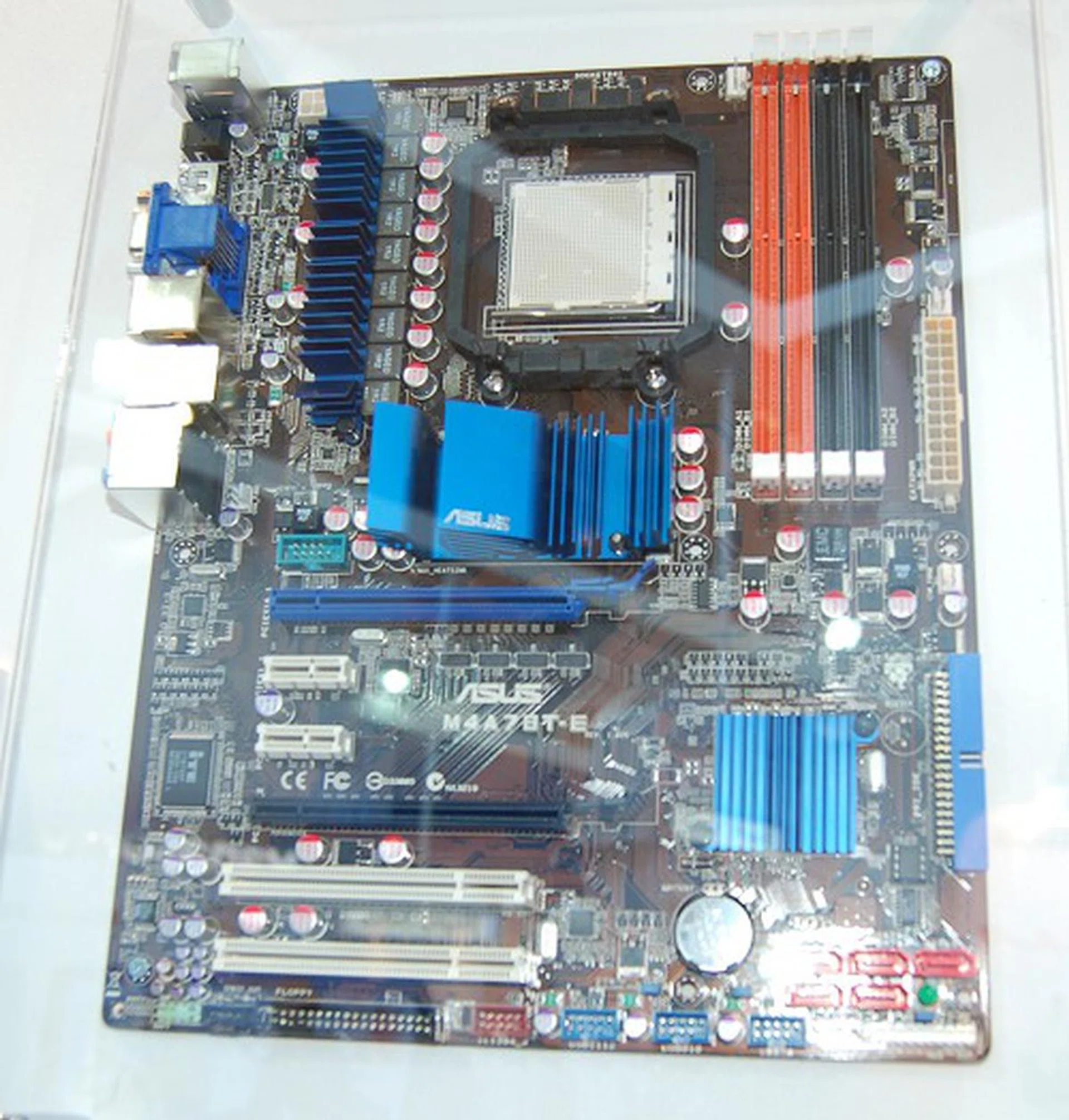  The M4A78T-E uses an AMD 790GX chipset and is both AM3 and DDR3 ready. Features include an 8+1 phase power design, ASUS EPU and Turbo Key for anytime pre-assigned overclocking.  