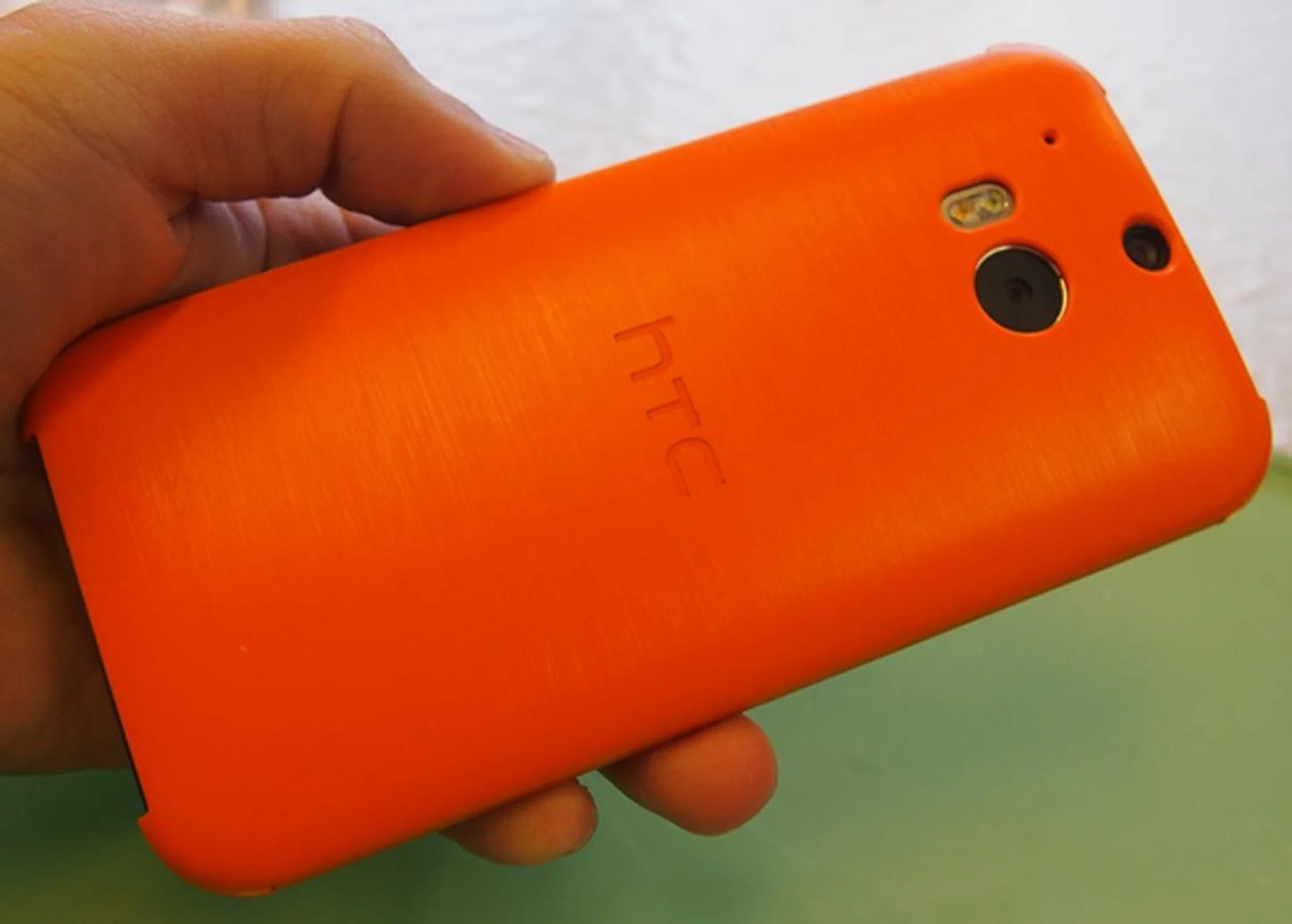The HTC Dot View flip case offers full front and back protection for the One (M8) without adding too much bulk. It even takes on the brushed finishing on its back, complimenting the gunmetal color's finish.