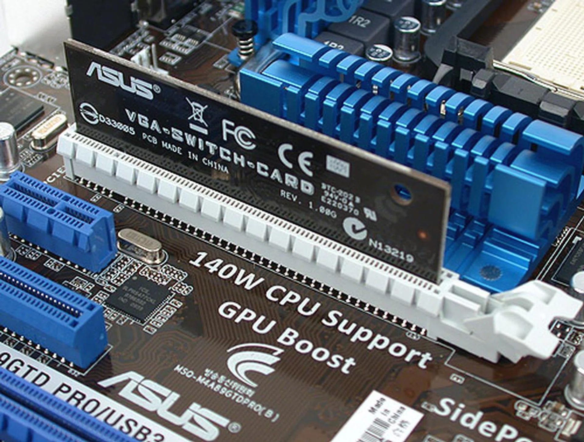 However, we were rather perplexed that a physical VGA switch card is required if you only have one graphics card installed. If not, it will run at x8 instead of x16. And we had the impression that this is done automatically nowadays...