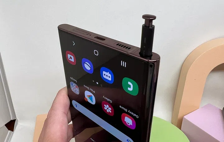 Peekaboo! I see you S Pen! 