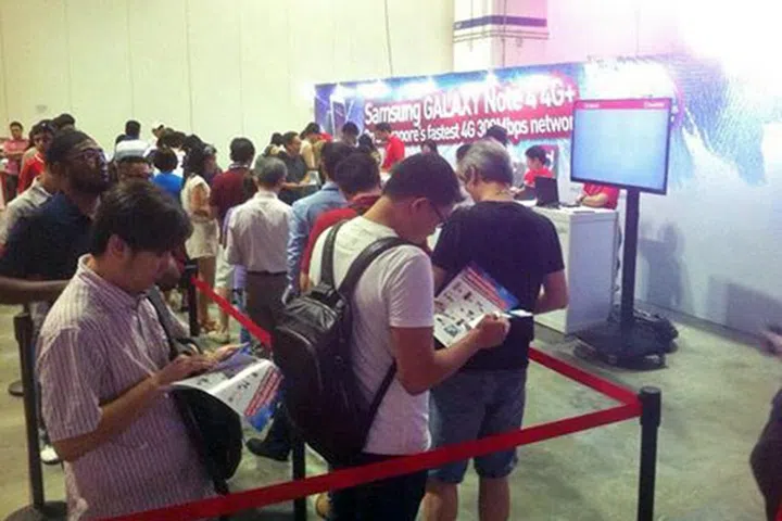 The queue at the SingTel collection point at the Marina Bay Sands earlier today. (Image source: Samsung.)