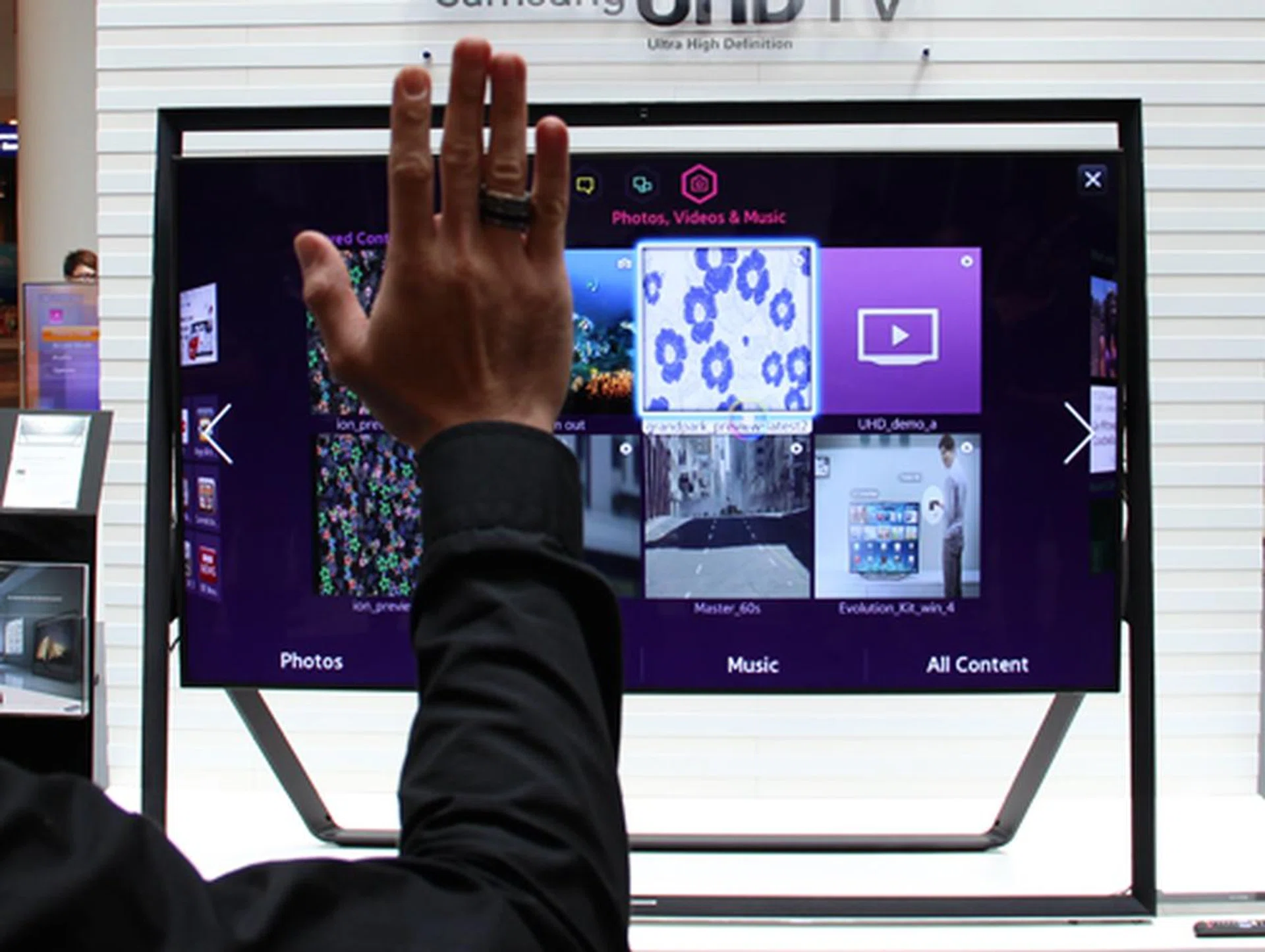Gesture input made possible by Motion Control increases the ease of use and convenience.