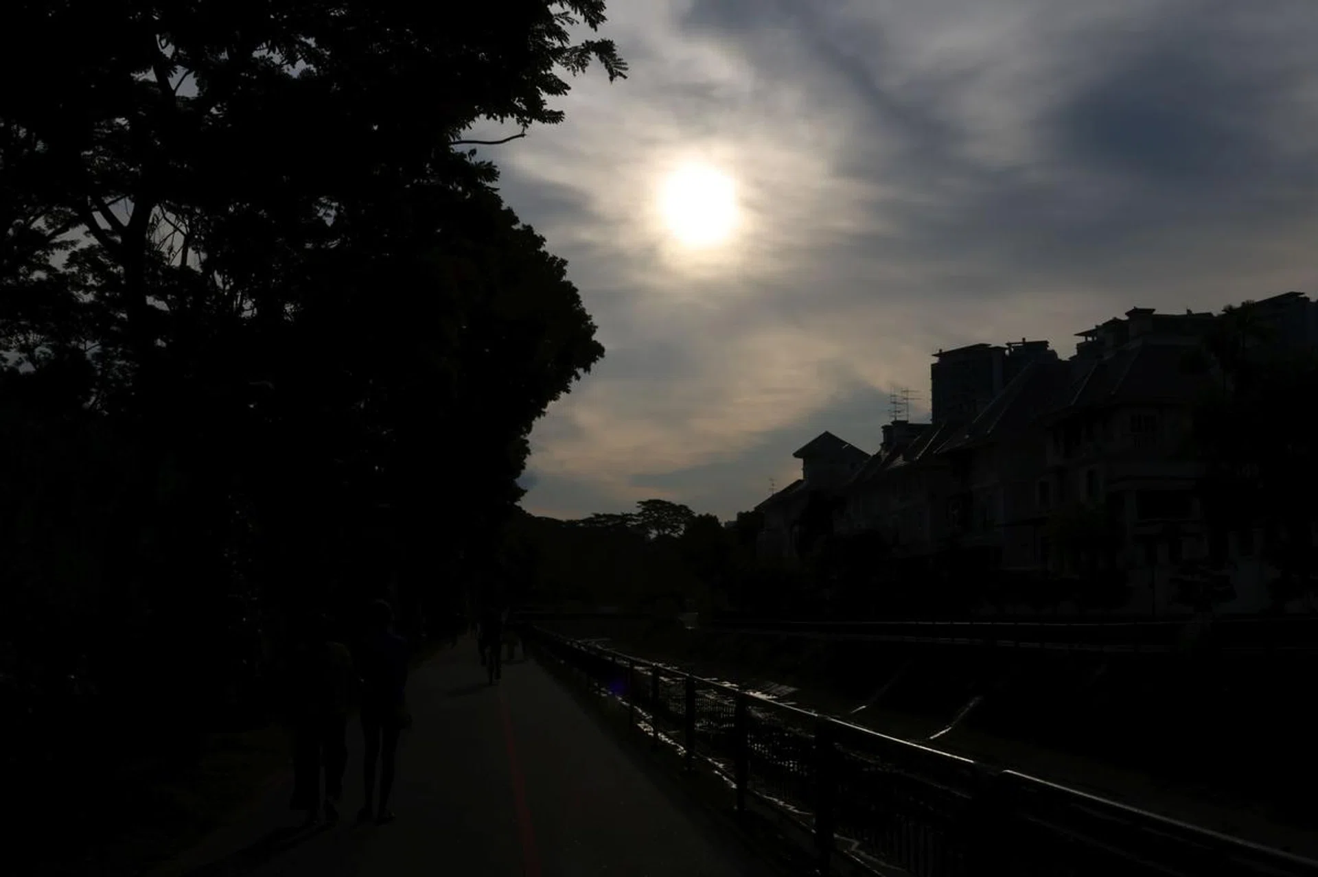 24mm at f/22, 1/320s, ISO 100