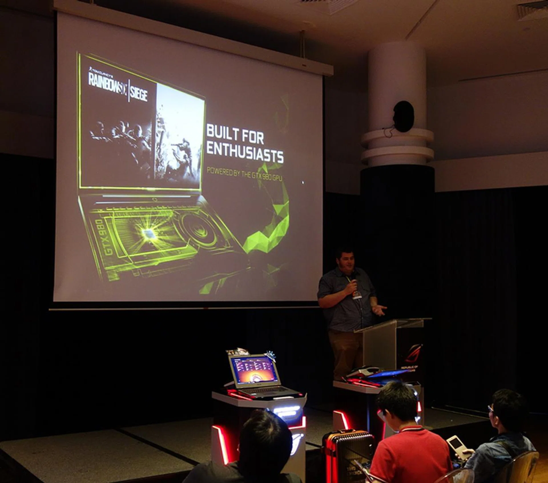 The NVIDIA GeForce GTX 980 GPU powers the ASUS ROG GX700 for its gaming requirements.