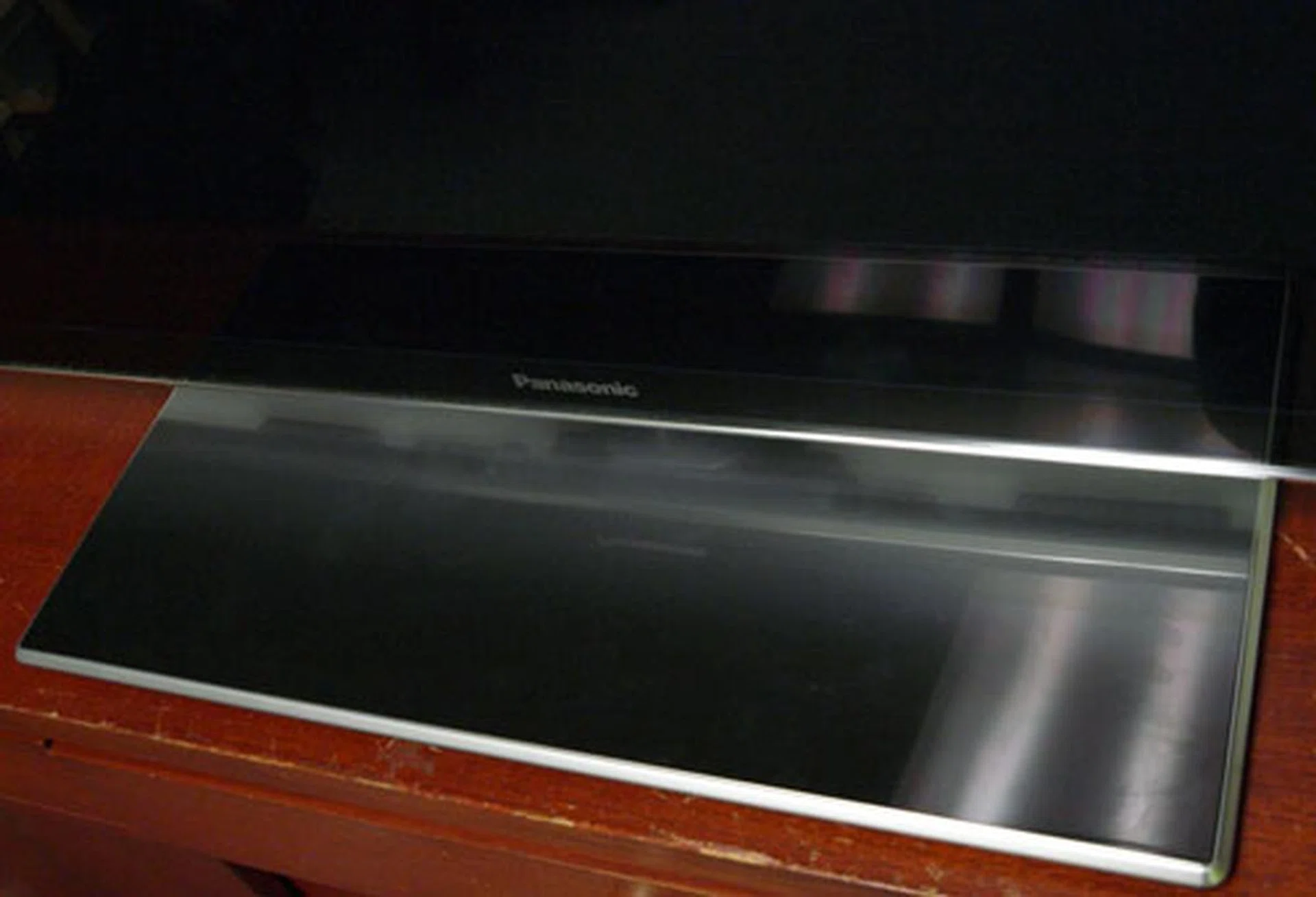Don't be fooled by the polished gleam on the rectangular pedestal stand. It is fashioned out of plastic mostly, but offers decent stability though. 