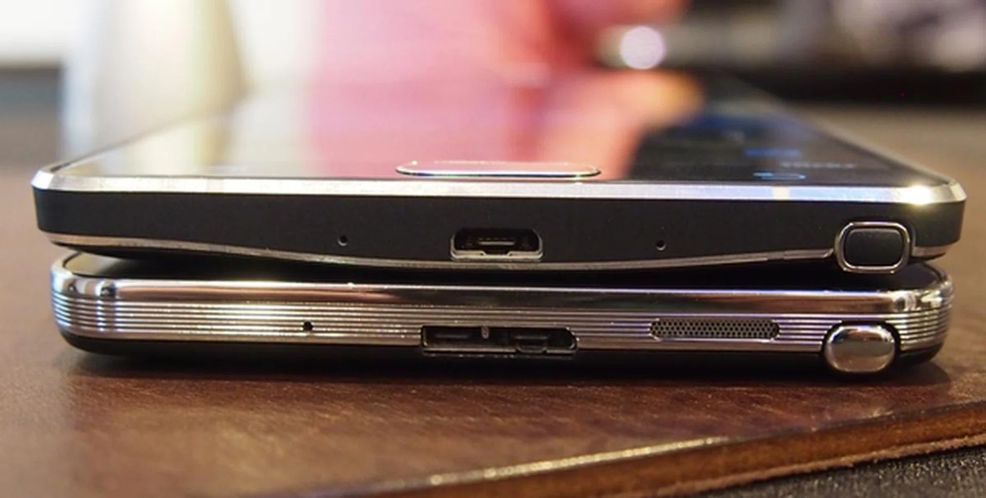 Comparing the bottom side of the devices. You will notice there is no micro-USB 3.0 port on the Samsung Galaxy Note 4 (top).