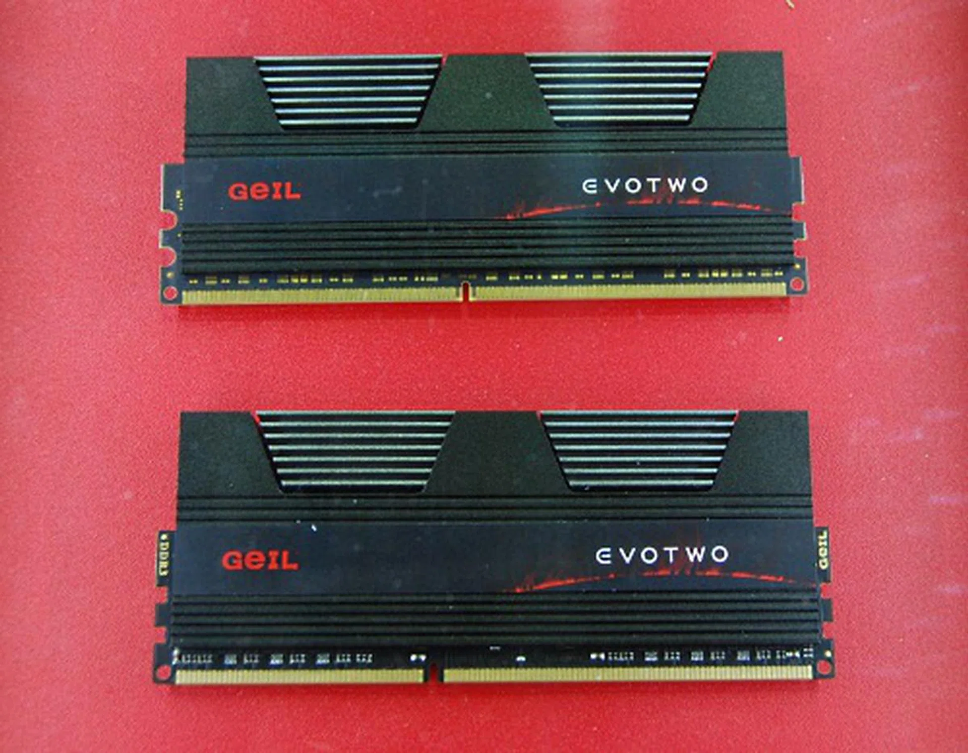 Geil's EVO TWO 4GB kit is rated at DDR3 2500 and CL9 to provide the best overclocking performance. It has a rather tall heatspreader.  