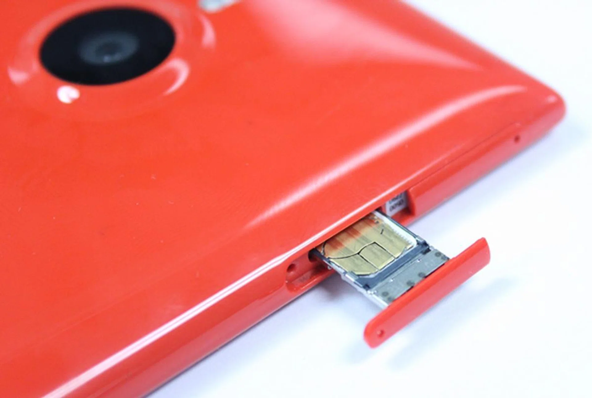 The Nokia Lumia 1520 is the first Windows Phone device to use the nano-SIM card standard.