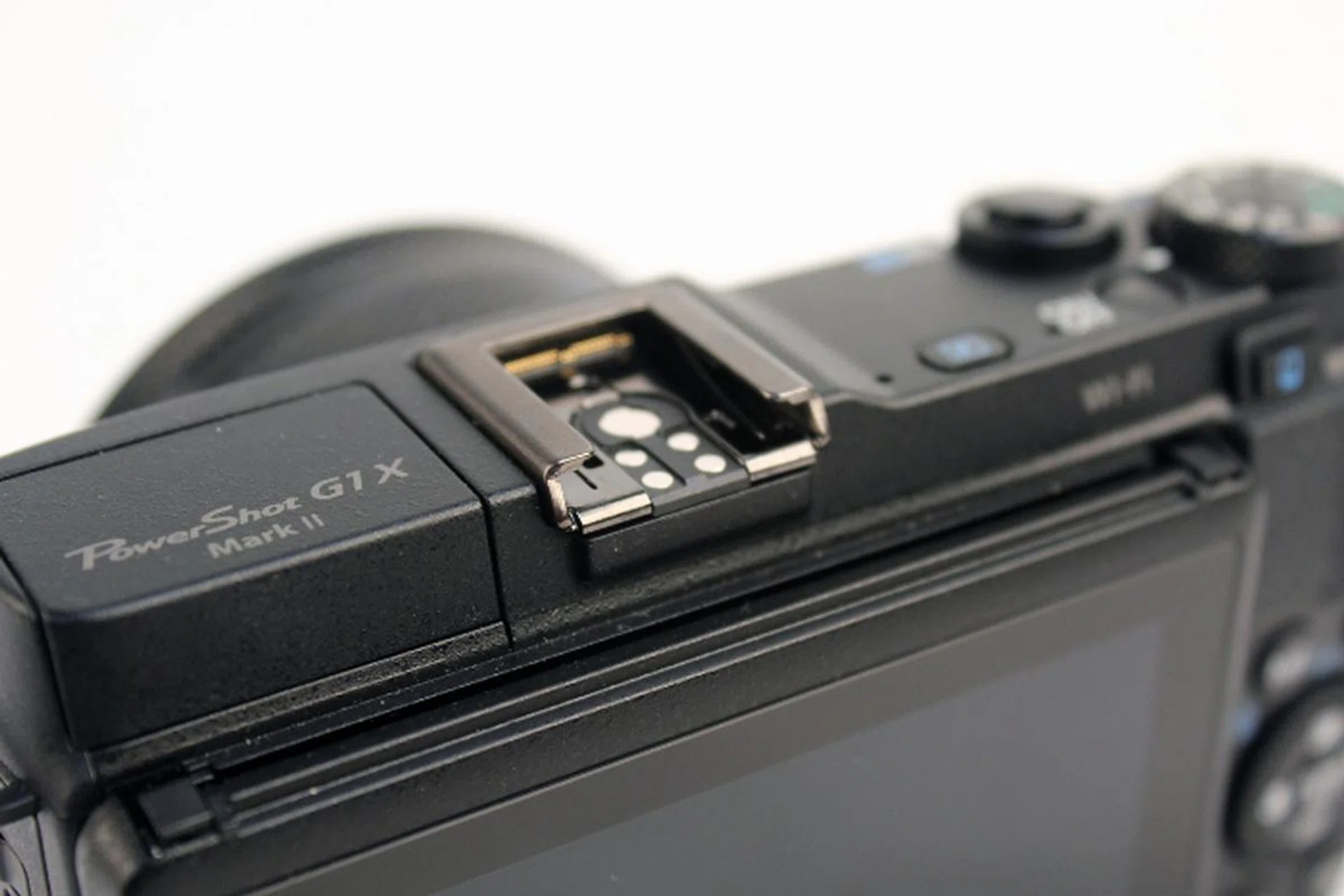 The built-in EVF on the original G1 X has now been replaced by a hotshoe mount.