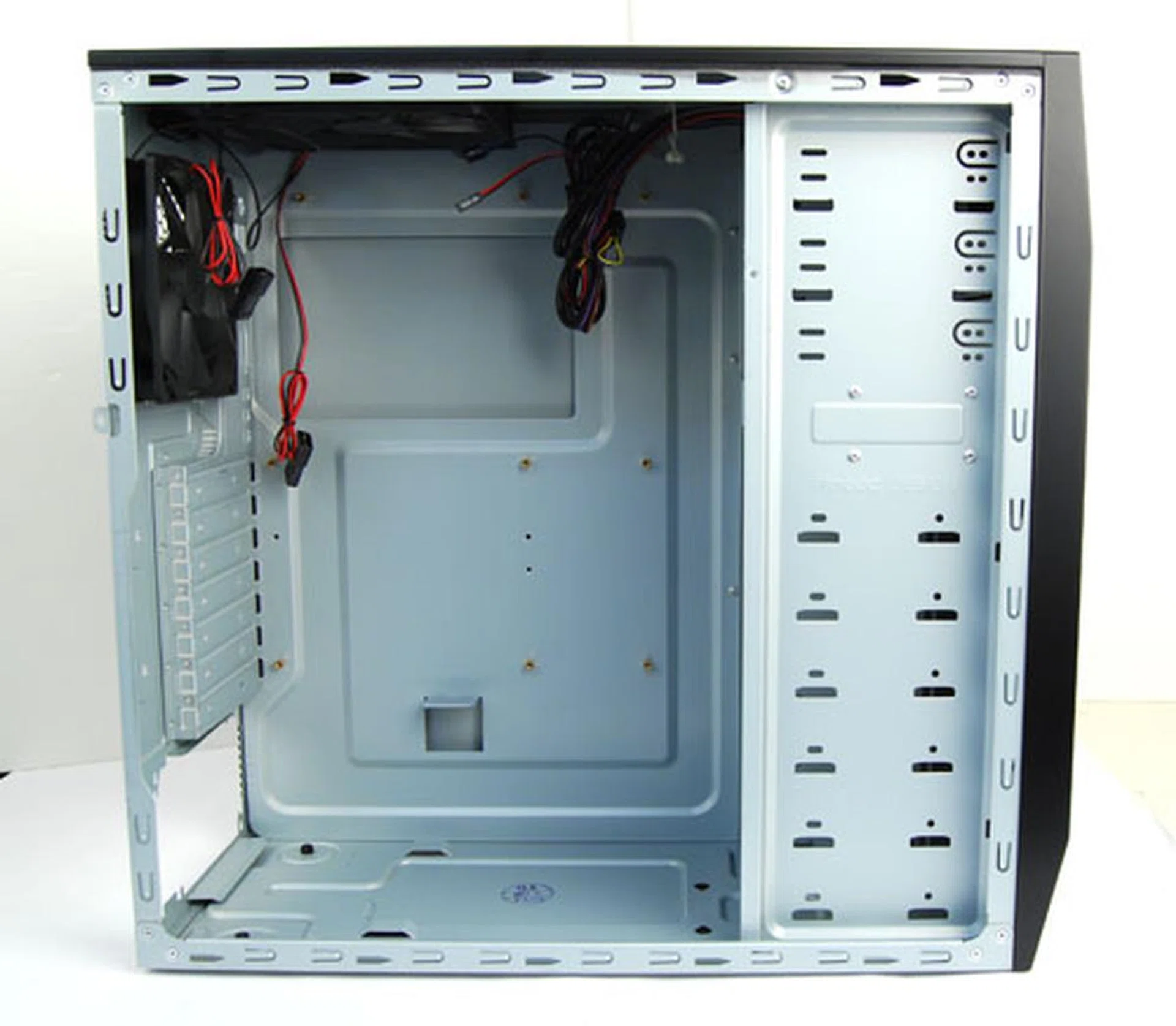 The insides of the Antec 200 is rather spacious. Note that the motherboard tray has a cut out around the CPU area to make it easy to install aftermarket CPU coolers.