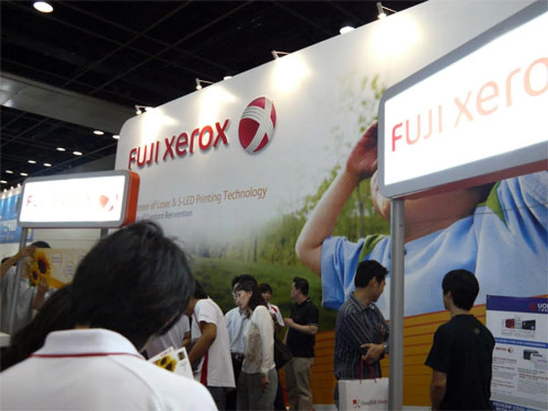 Fuji Xerox's not just for the enterprise and SMB anymore, with their entry into the consumer market you can find more home-friendly printers now at their booth on the fourth level, at the back of the right-most hall (hall 401). Promos include a free toner (varies according to individual models), instant cash rebate (varies too), free Choice vouchers and supplies up to 15% off (varies according to model).