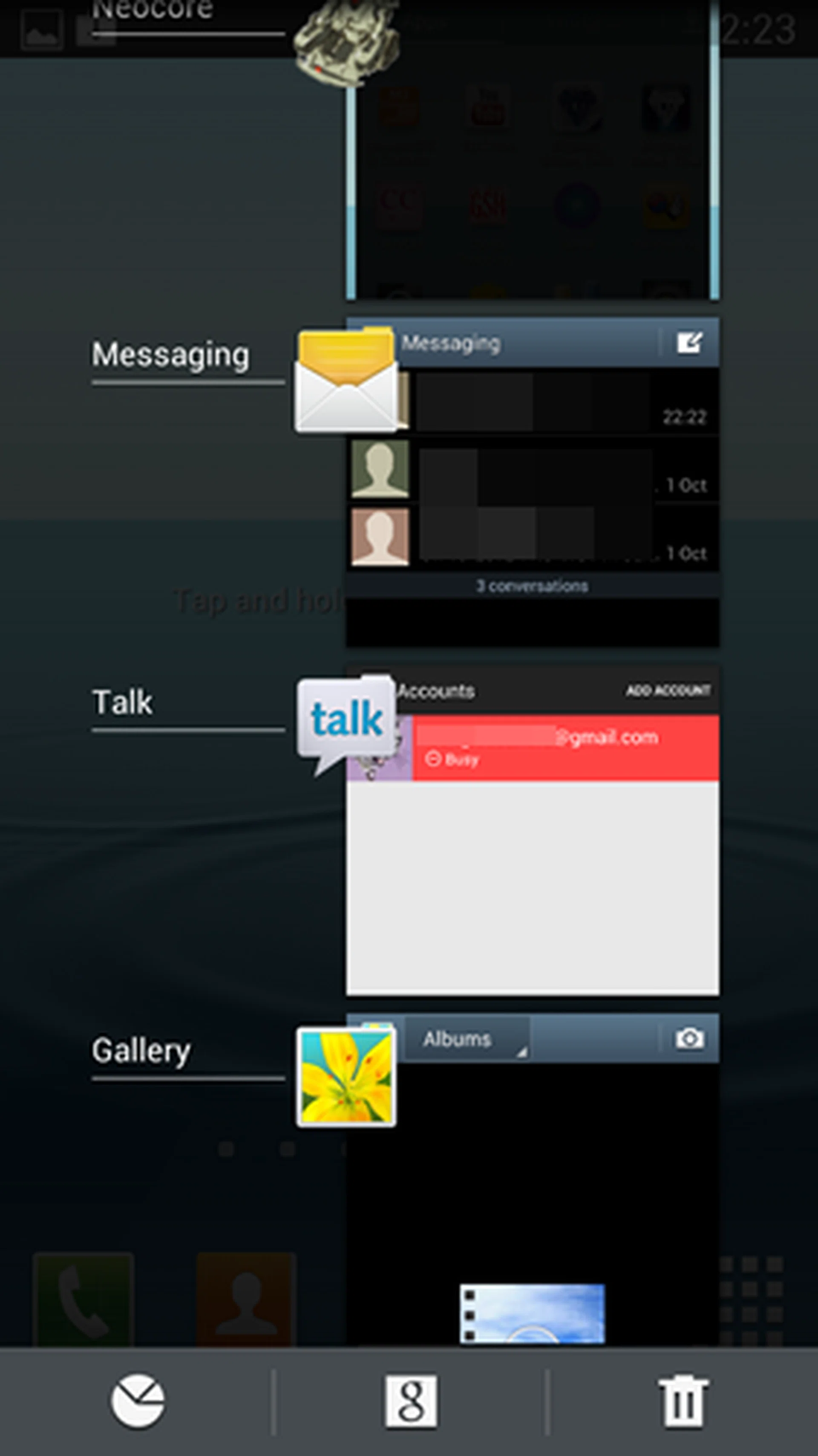Simply click on the Google icon to access Google Now. To the left, you can access your phone's task manager; clicking on the bin icon on the right will end all applications.