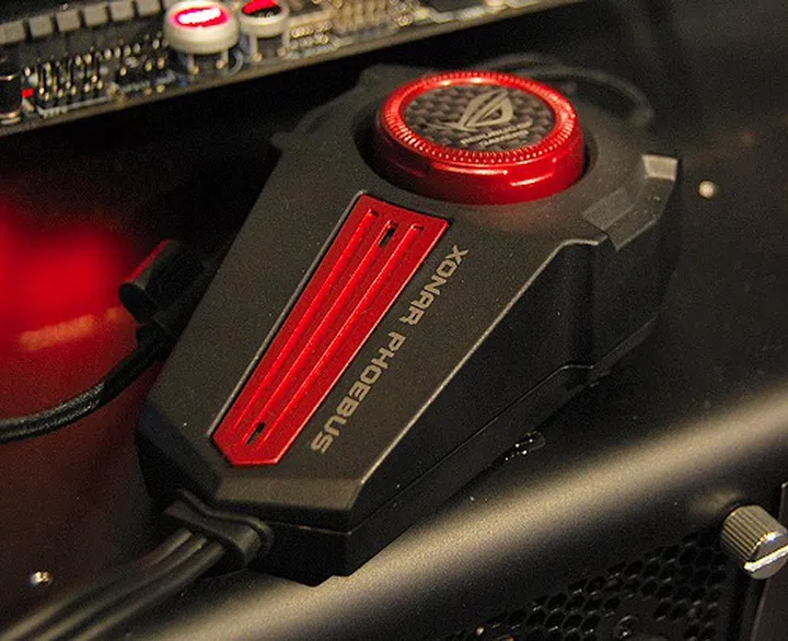 Dedicated control box has headphones audio output, external microphone input, volume control, one-touch mute and most importantly, dual microphone arrays built-in for noise cancelling purposes (identifiable by two tiny openings on the red strip).