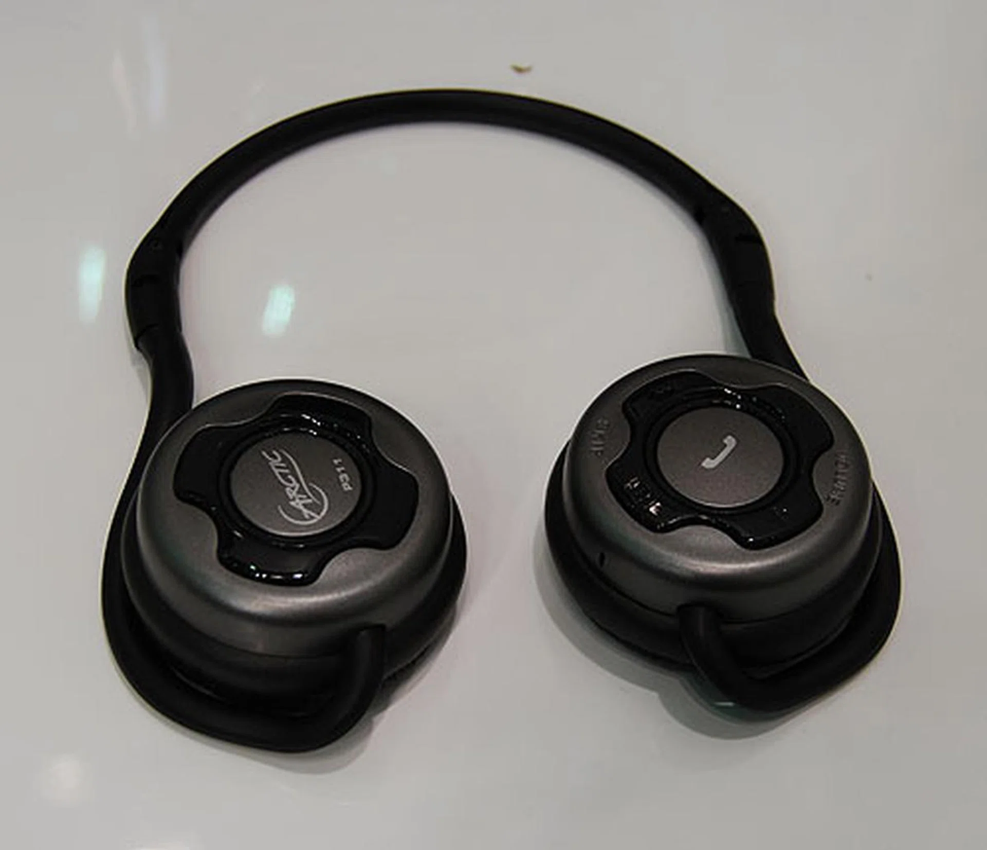 A stereo Bluetooth headset, the P311 supports A2DP and is rated at up to 20 hours of battery life. 
