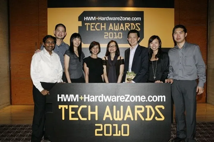 
Our editorial team posing with Mr. Motoki Nakahara, General Manager, Panasonic Marketing Asia Pacific (4th from left) and Ms. Evelyn Wee, Marketing Communications Manager, Panasonic Marketing Asia Pacific (5th from left). The Panasonic Lumix DMC-FX65 was awarded an Editor's Choice Award under the category of Best Point & Shoot Digital Camera.