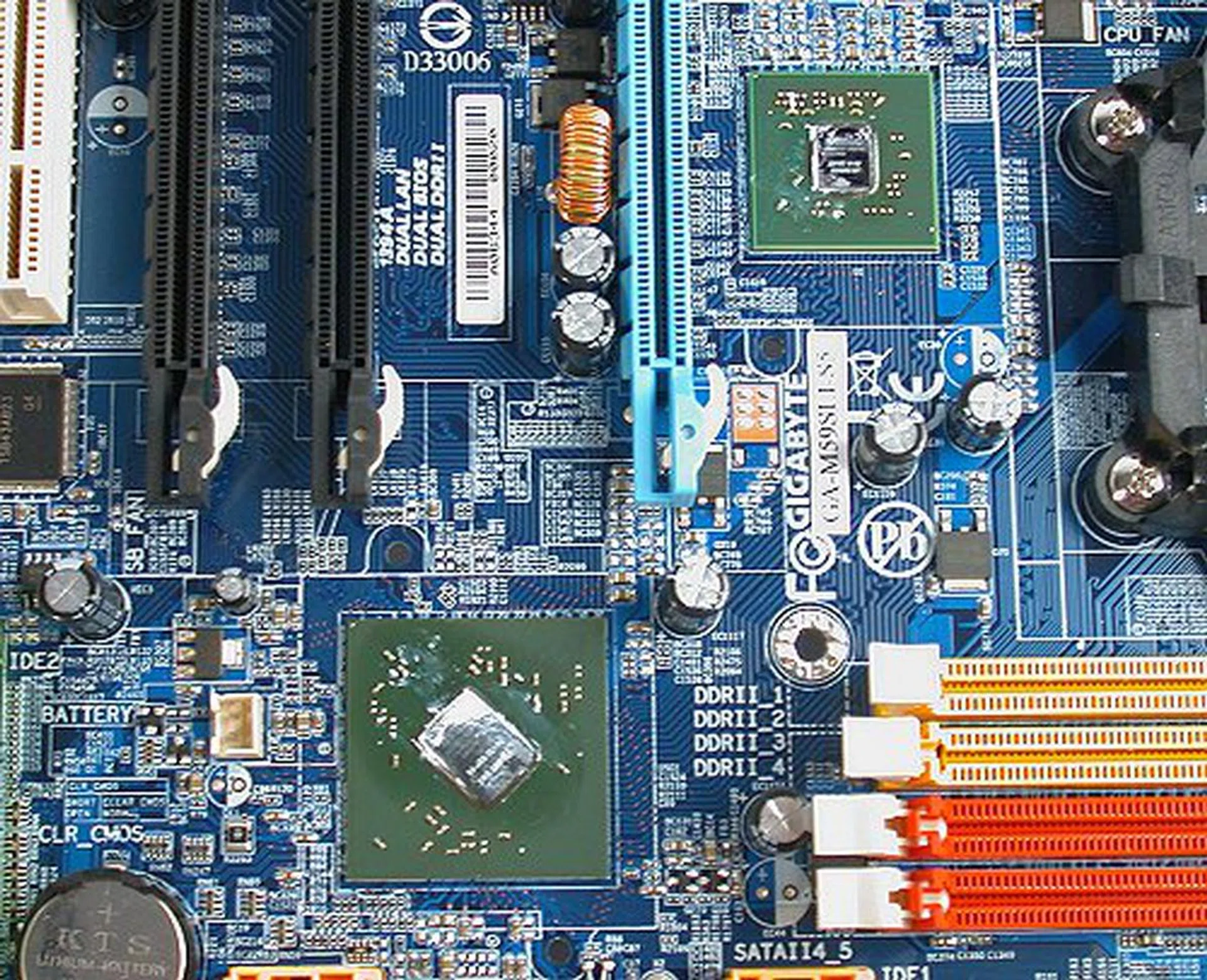 With the heat pipe carefully removed, the motherboard chipset is exposed.