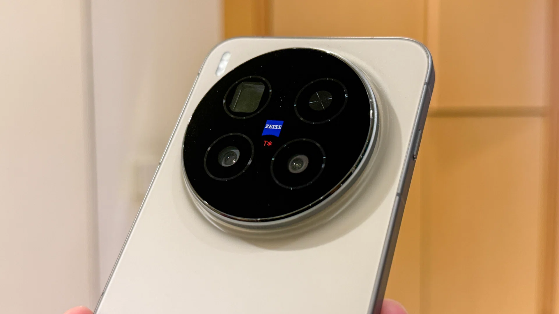 Vivo X300 Pro in Dune Brown.