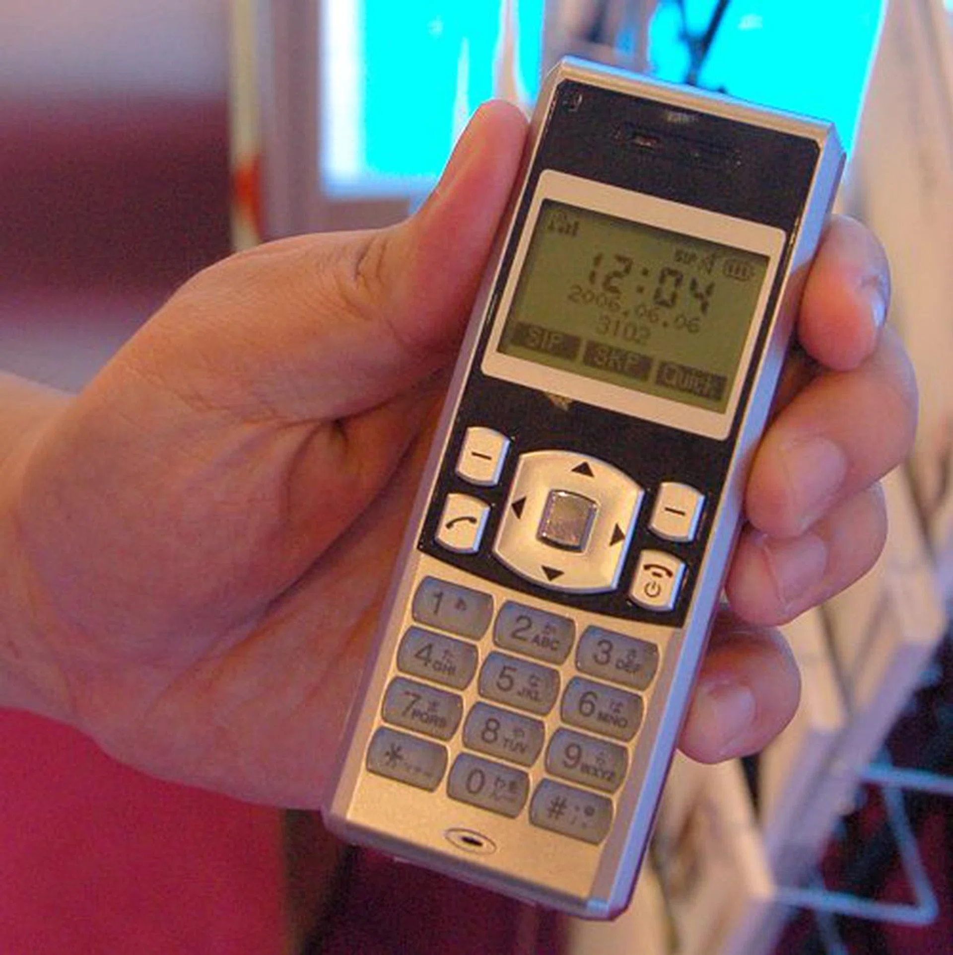 Here's the world's first dual-mode handset that's completely IEEE 802.11b compliant and able to use both SIP and Skype VoIP networks to make and receive phone calls without paying expensive fees.