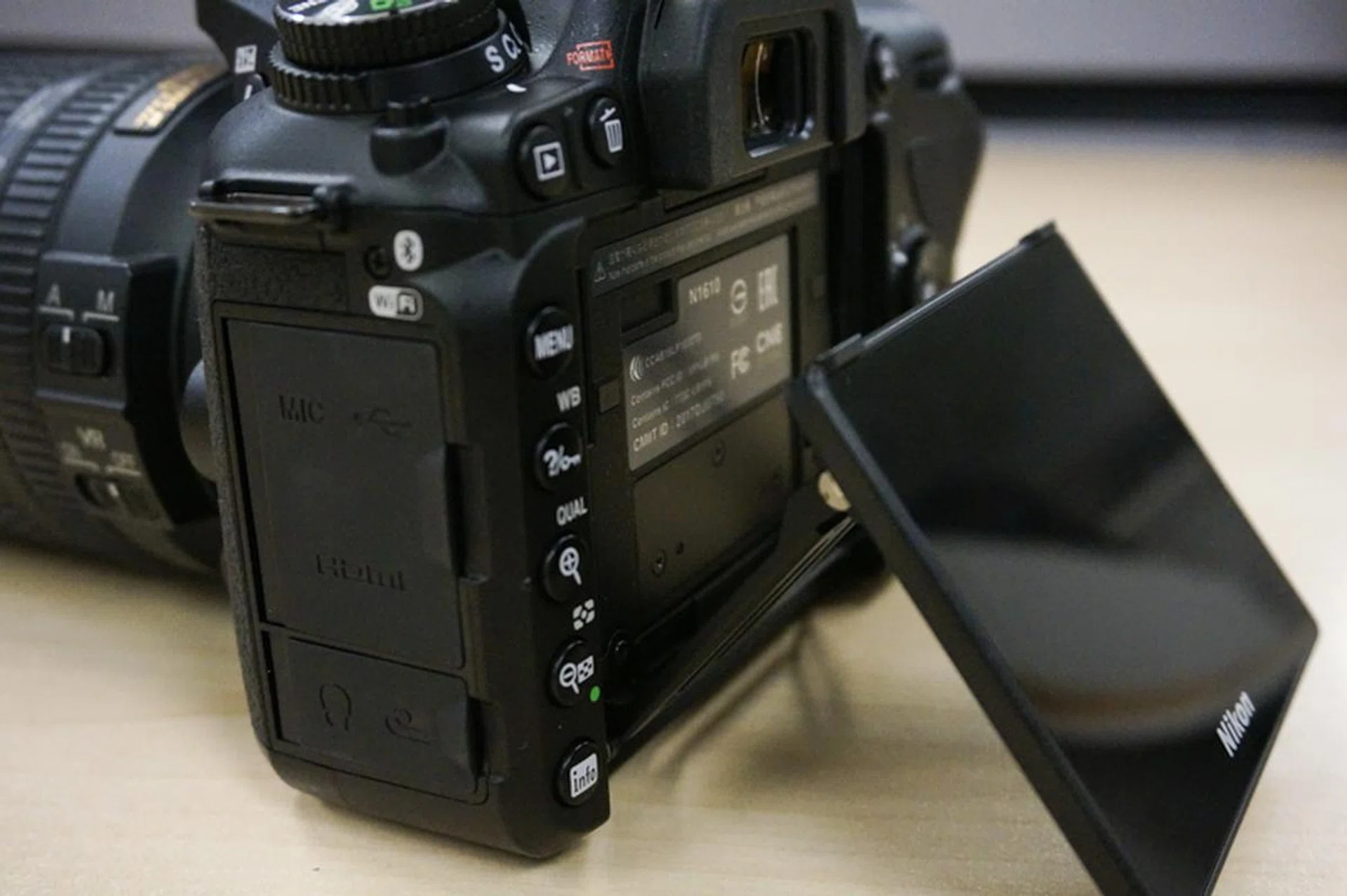 The D7500 finally gets a rear LCD that tilts. 