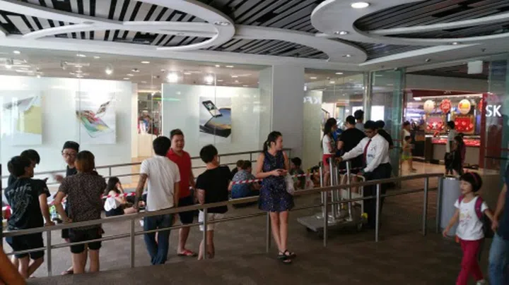 People were already queuing at 3:45pm on Thursday, 24th September at this Nubox at Causeway Point, Woodlands.