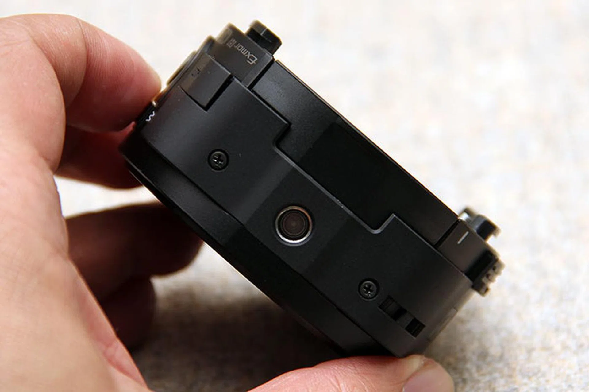 Find it hard to keep the QX10 steady? It comes with a tripod socket on its bottom, so no problems mounting it on a tripod.  