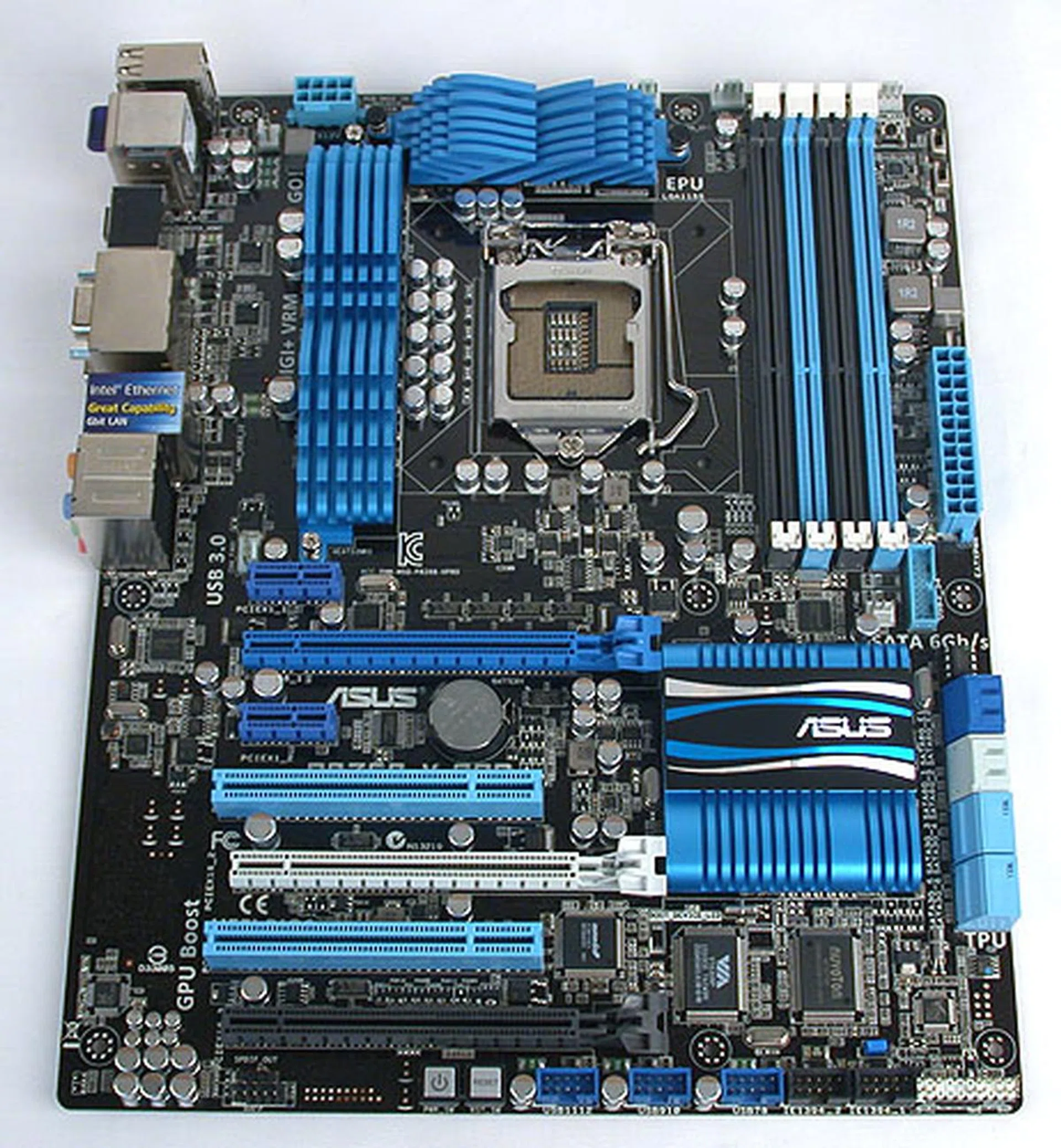 Outwardly, there's little to distinguish this ASUS Z68 board from a similar class ASUS P67 board. The main difference, which is the chipset, is well hidden under the heatsink, thus it's difficult to tell apart at first glance.