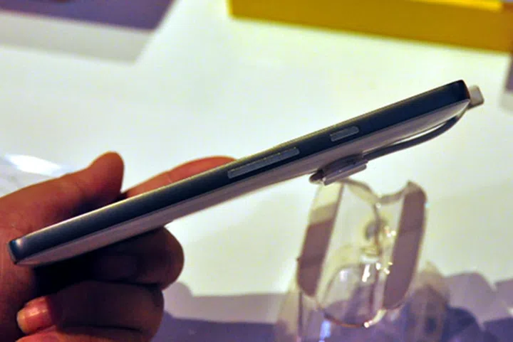Sporting a somewhat angular and minimalist frame, the Huawei Ascend D2 looks pretty good to boot. While it isn't as thin as ZTE's 6.9mm frame, it holds its forte at a mere 9.9mm thinness.