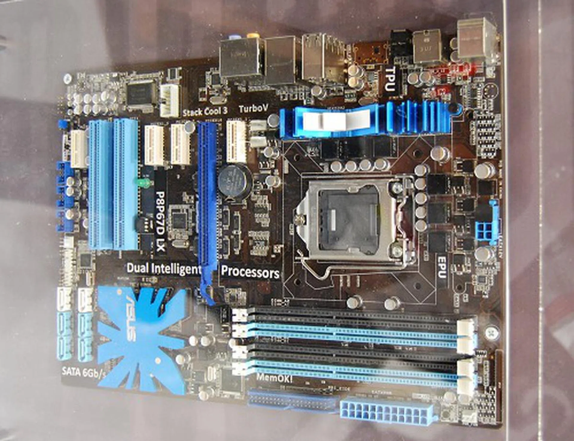 Now for some next generation P67 class boards for the future Intel "Sandy Bridge" processors. Here's the ASUS P8P67D LX mobo - no other details are shared as of now. 