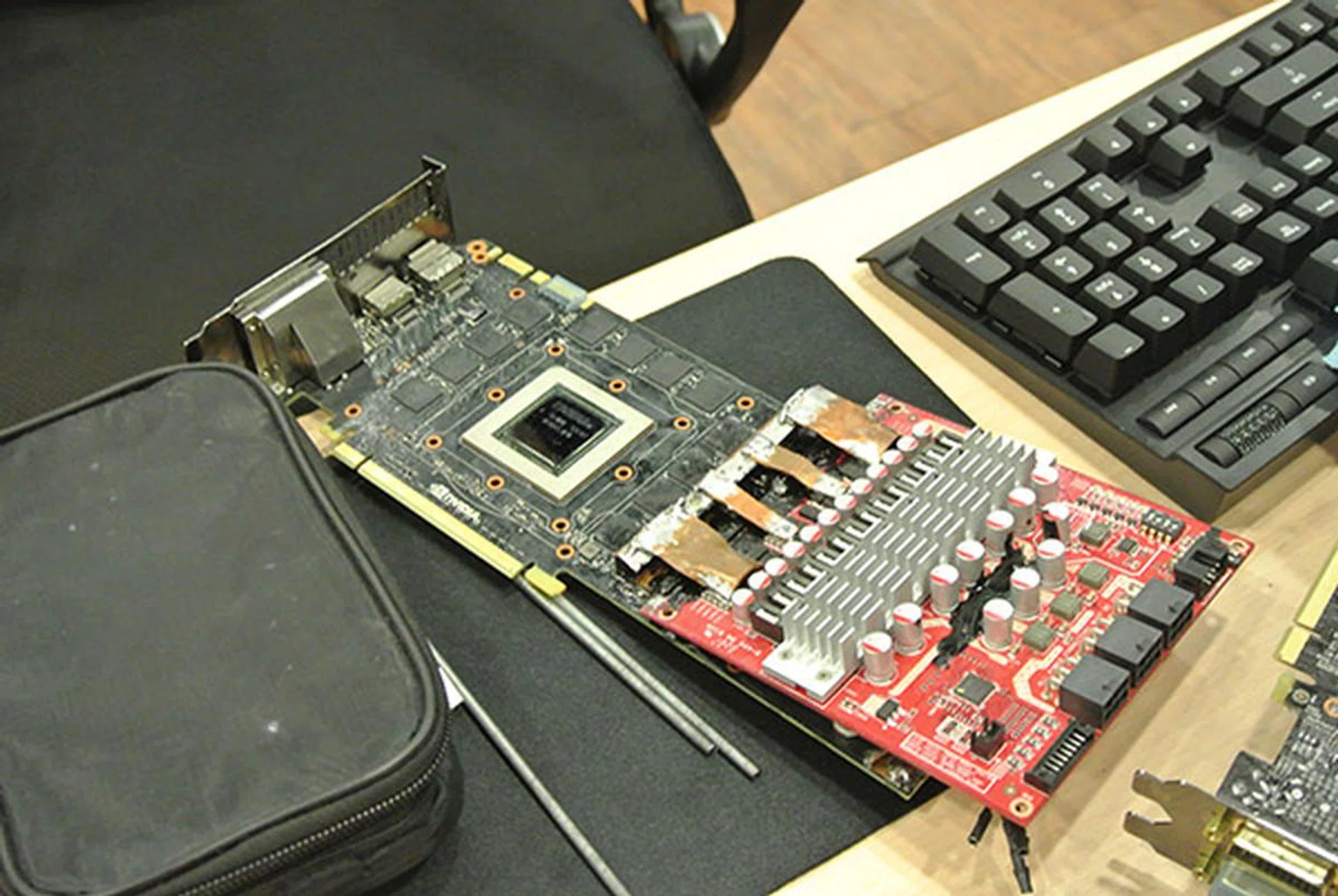 Rbuass made use of his own hard-modded GeForce GTX Titan during the event.