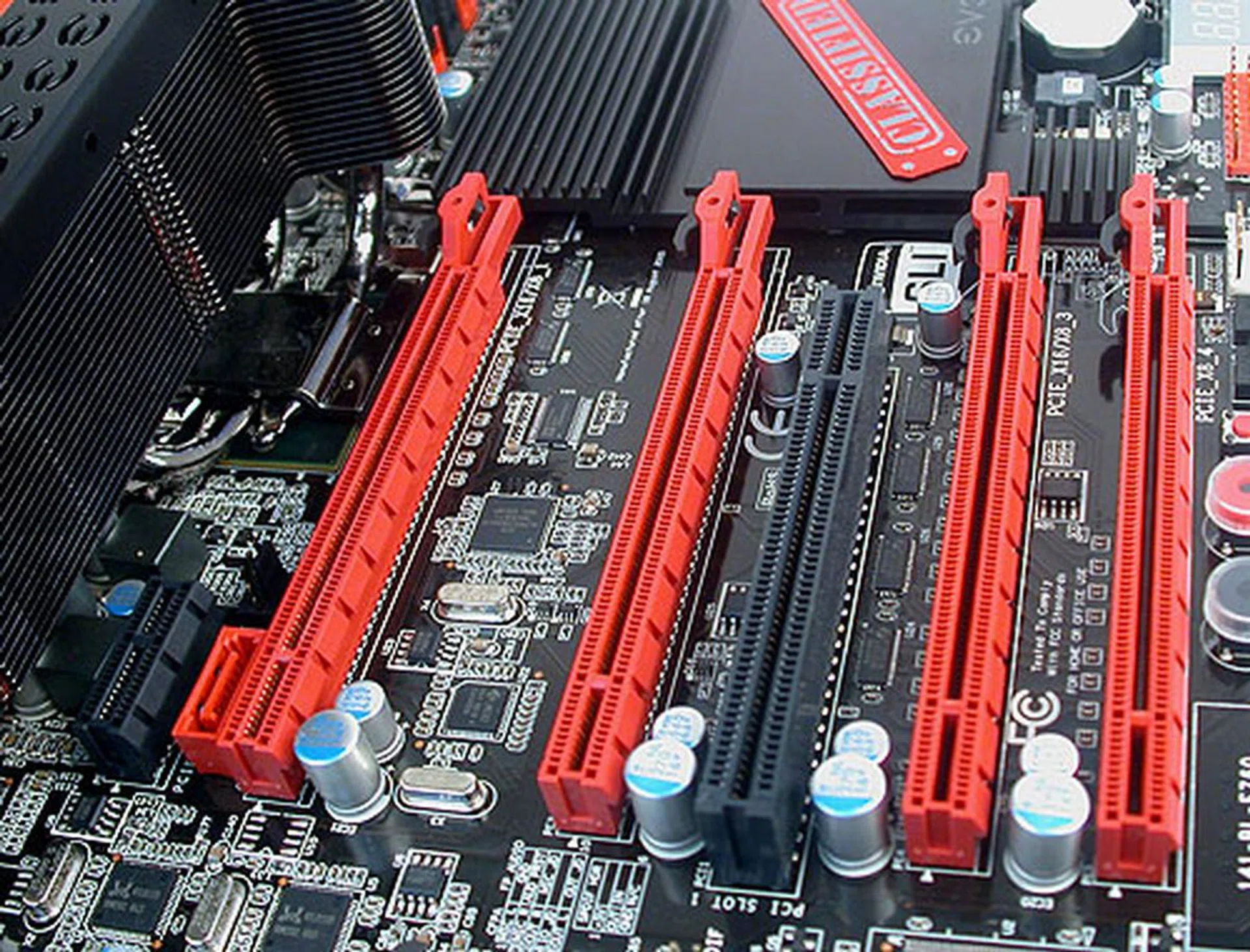 There are four PCIe 2.0 x16 slots, 1 x PCIe x1 slot and a PCI slot on this EVGA board. Only two PCIe 2.0 slots can run at the full x16 however. Both SLI and CrossFireX is supported of course, even if EVGA's marketing materials focus only on NVIDIA's SLI. 