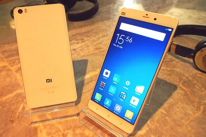 A good look at the Xiaomi Mi Note – front and back.