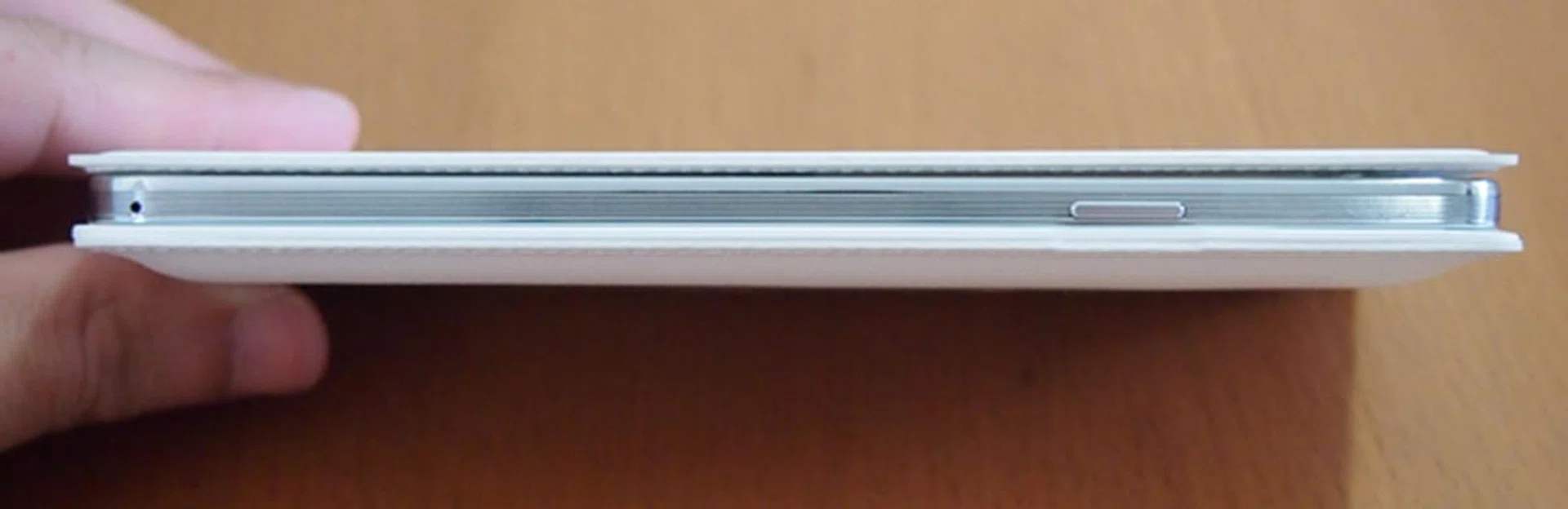 The S View cover adds a little bulk to the Galaxy Note 3. We also feel that the handling of the device with the S View cover is not as satisfactory as it is without the cover.