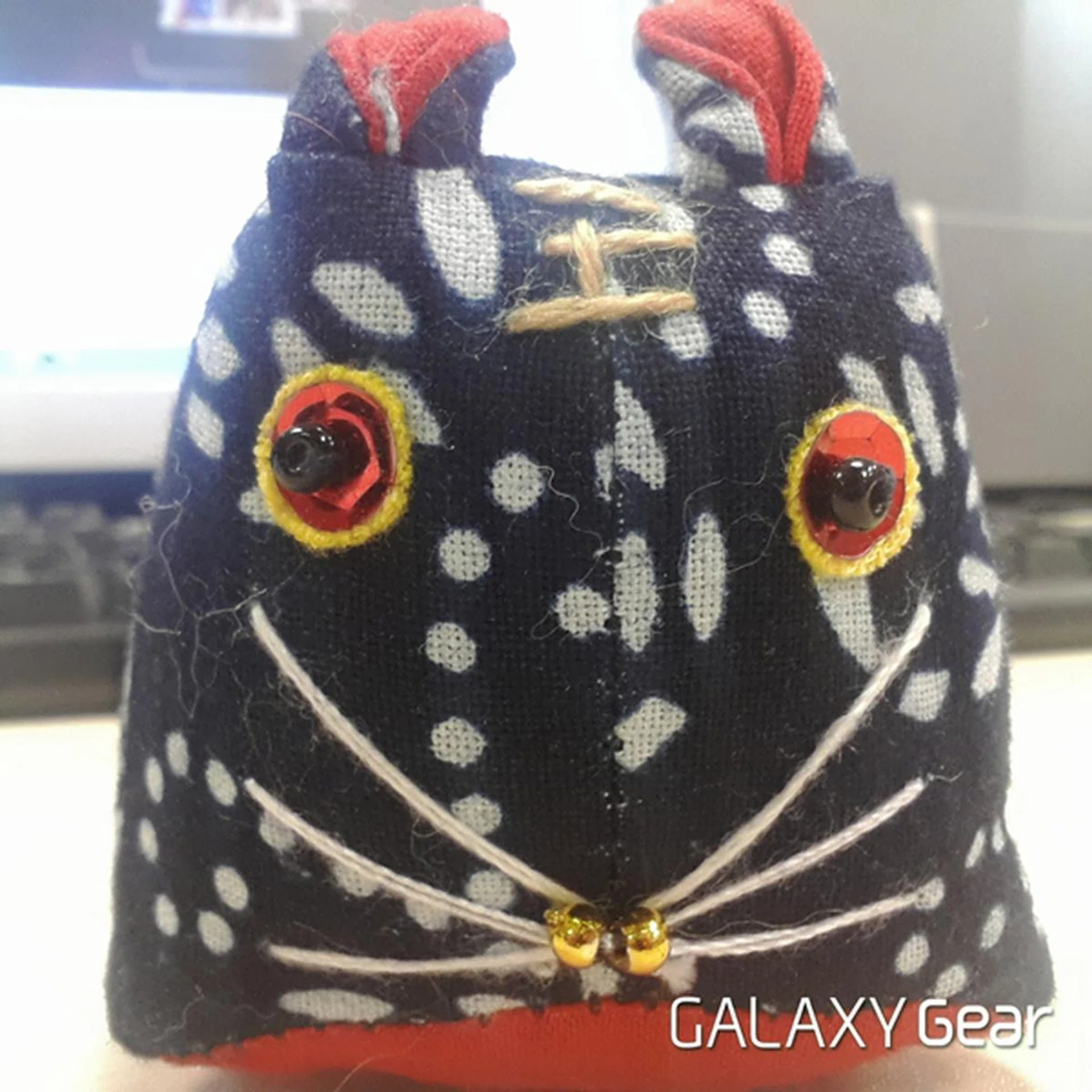 The image quality is decent for a 1.9-megapixel camera sensor. Seen here at the bottom right corner of the photo is the Galaxy Gear signature, which you can enable or disable.